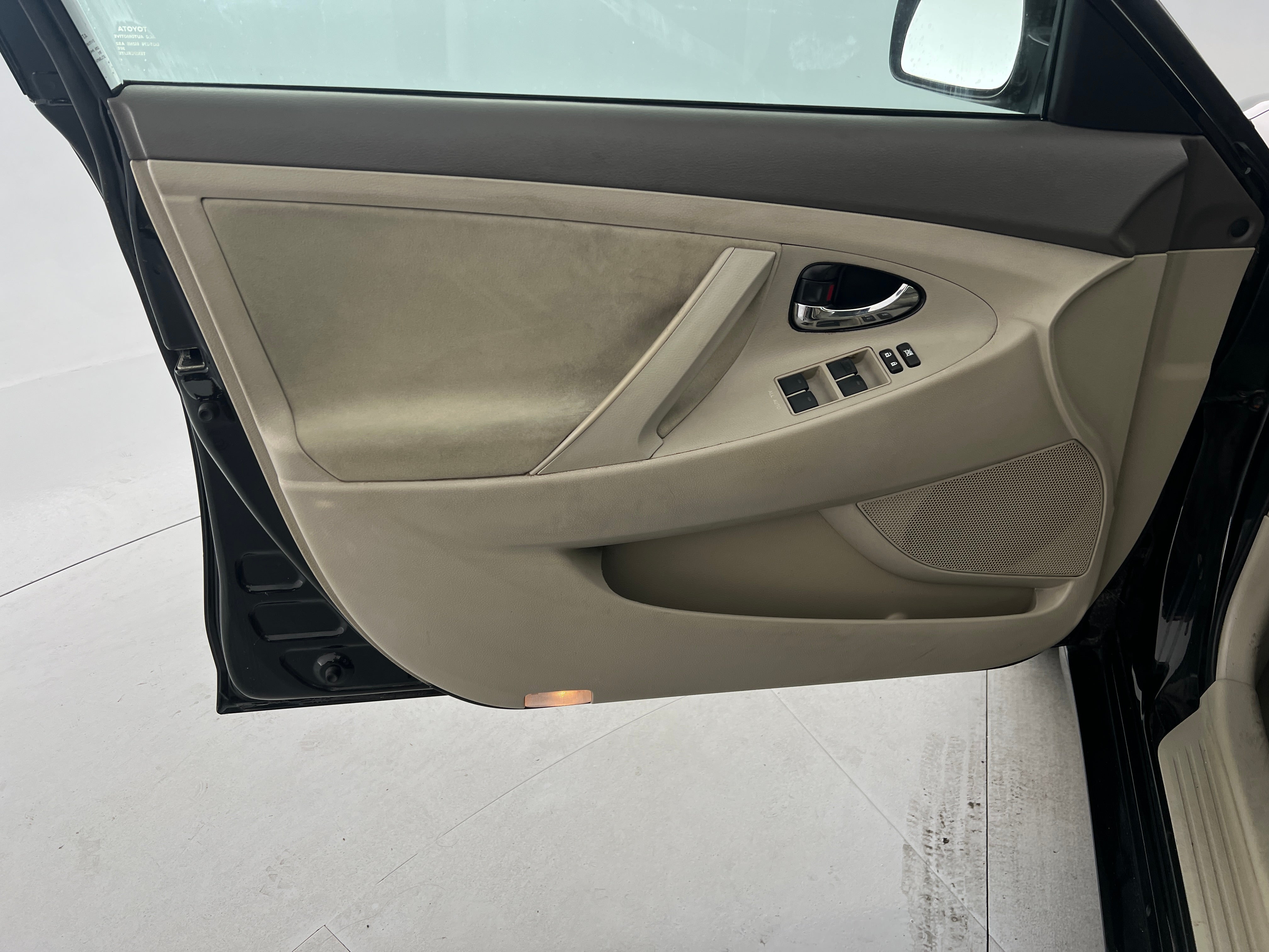 2010 Toyota Camry LE - Photo 7