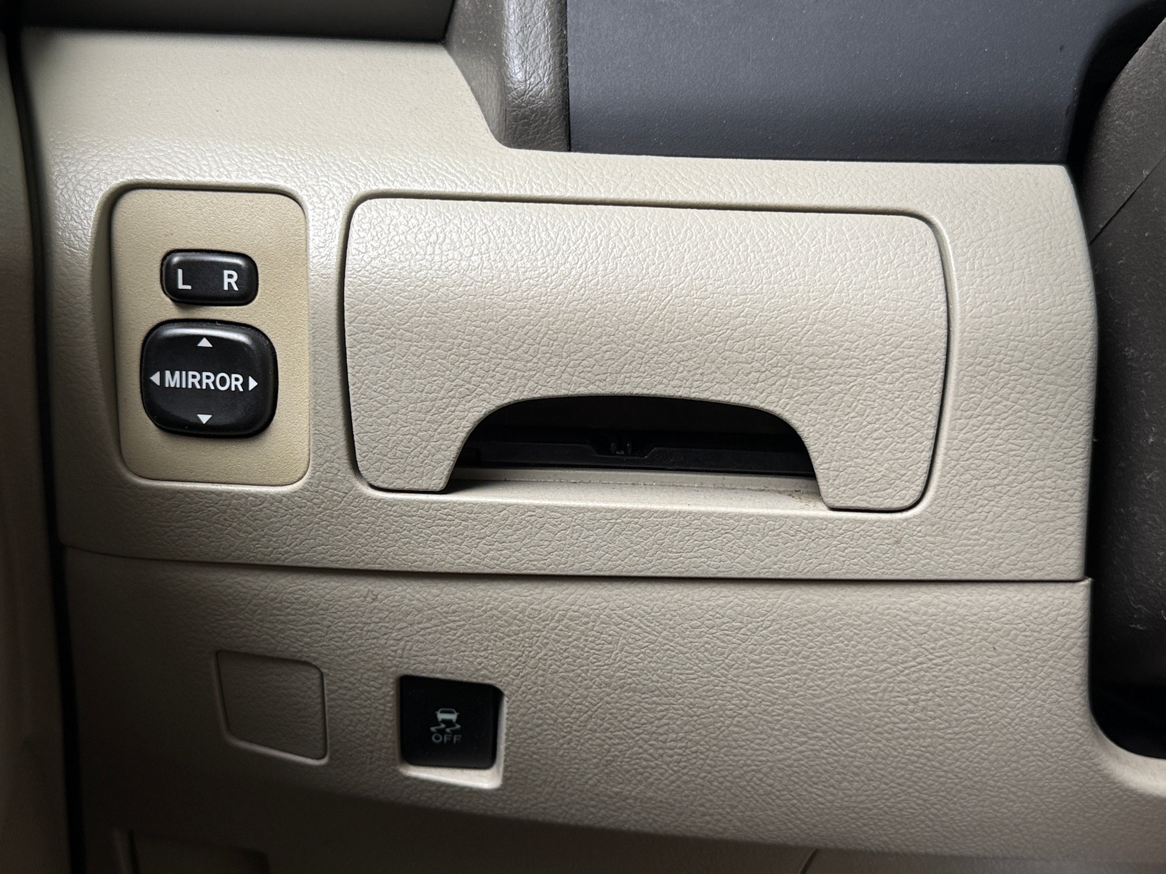 2010 Toyota Camry LE - Photo 2