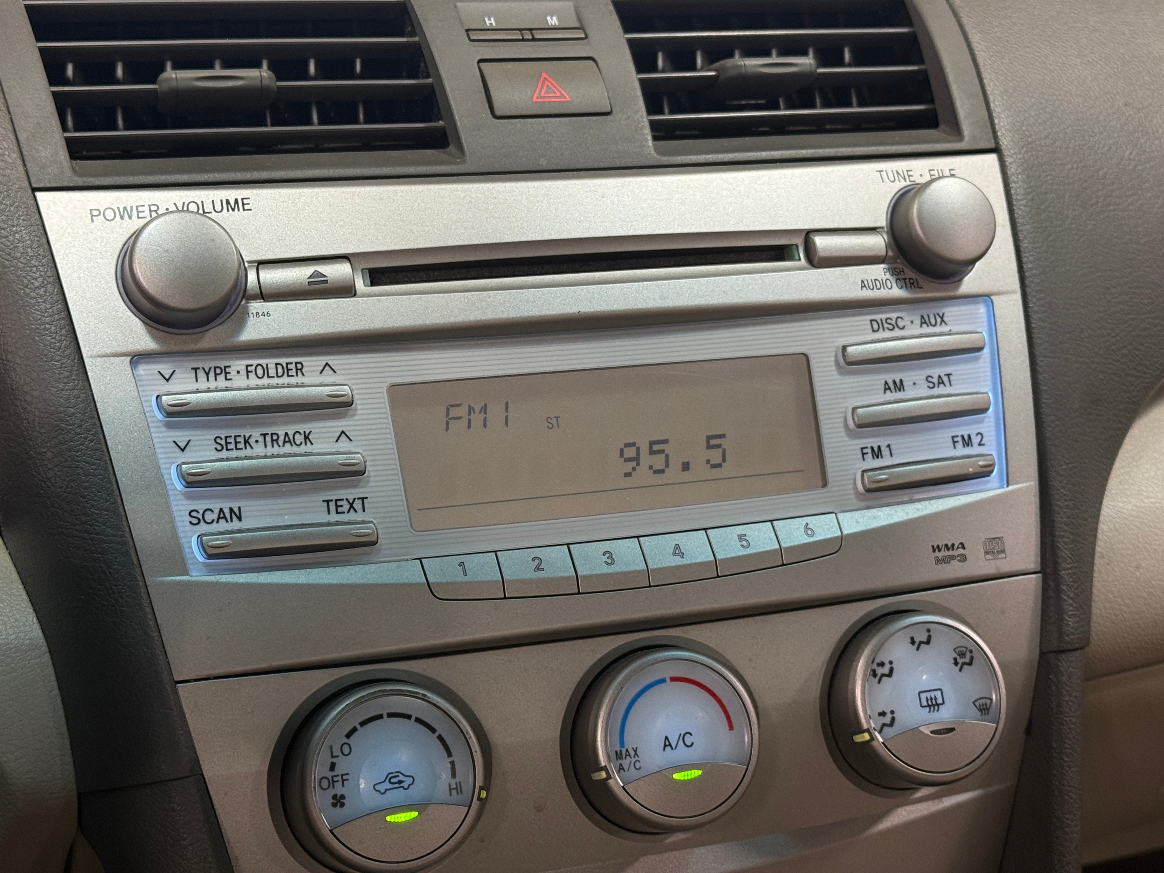 2010 Toyota Camry LE - Photo 11