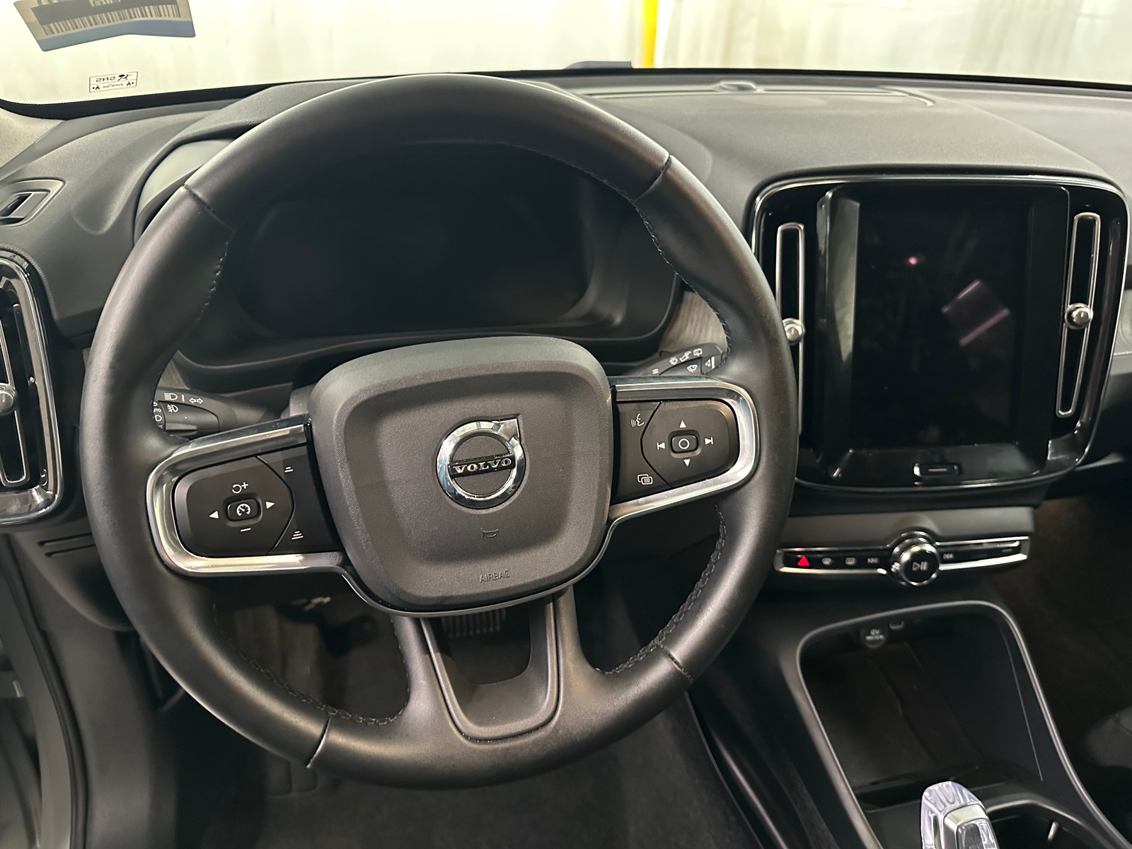 Thumbnail: 2026 Volvo XC40 - 4