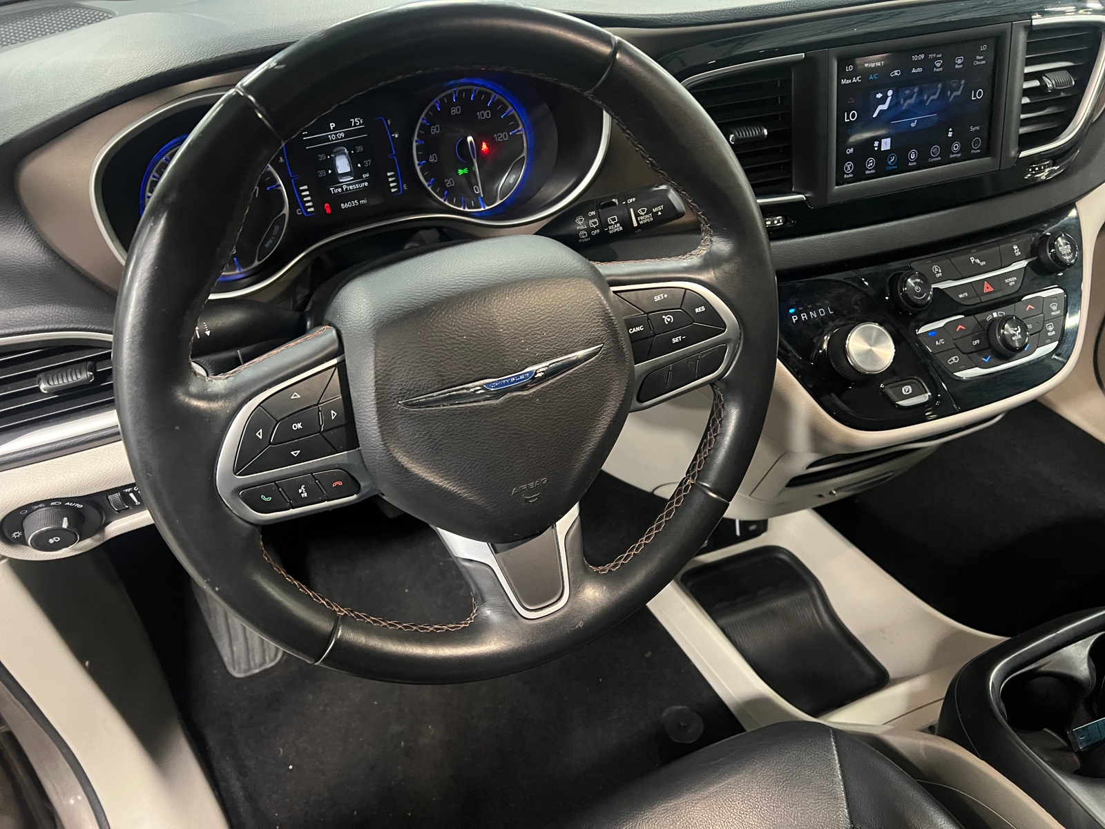 Thumbnail: 2018 Chrysler Pacifica - 4