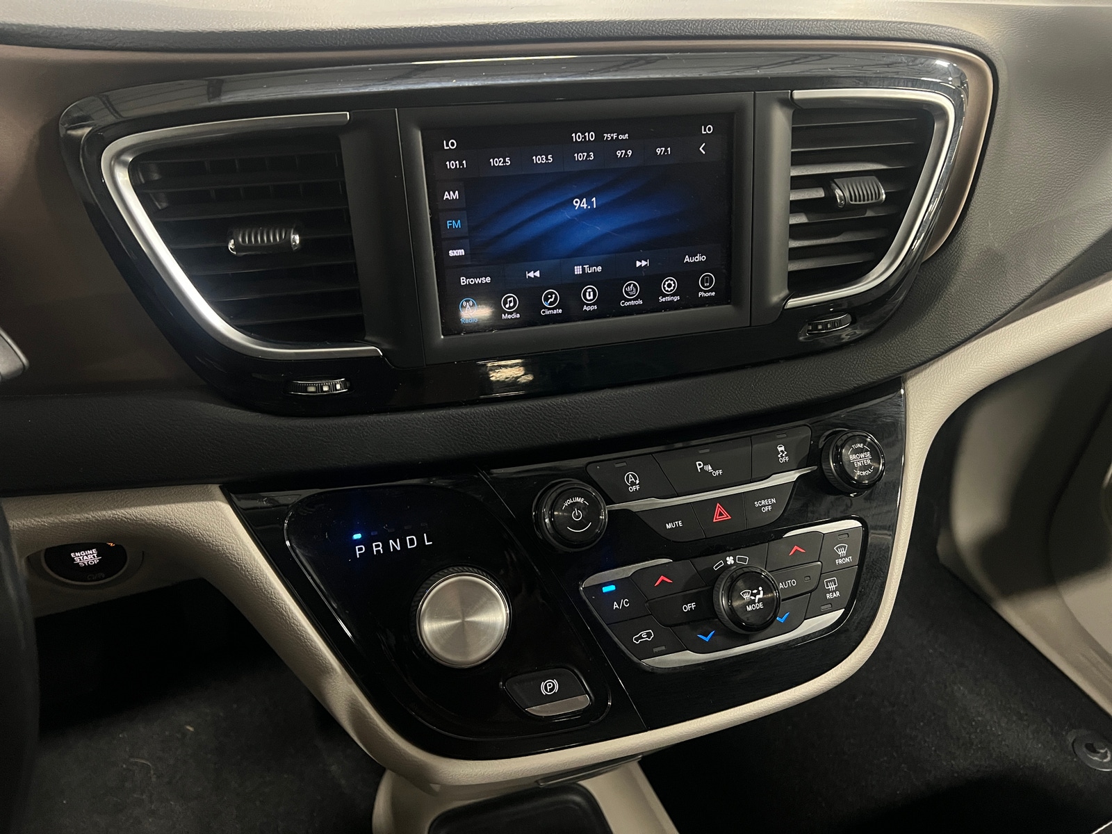 Thumbnail: 2018 Chrysler Pacifica - 3