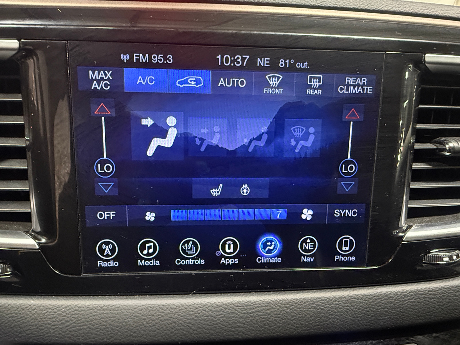Thumbnail: 2017 Chrysler Pacifica - 3