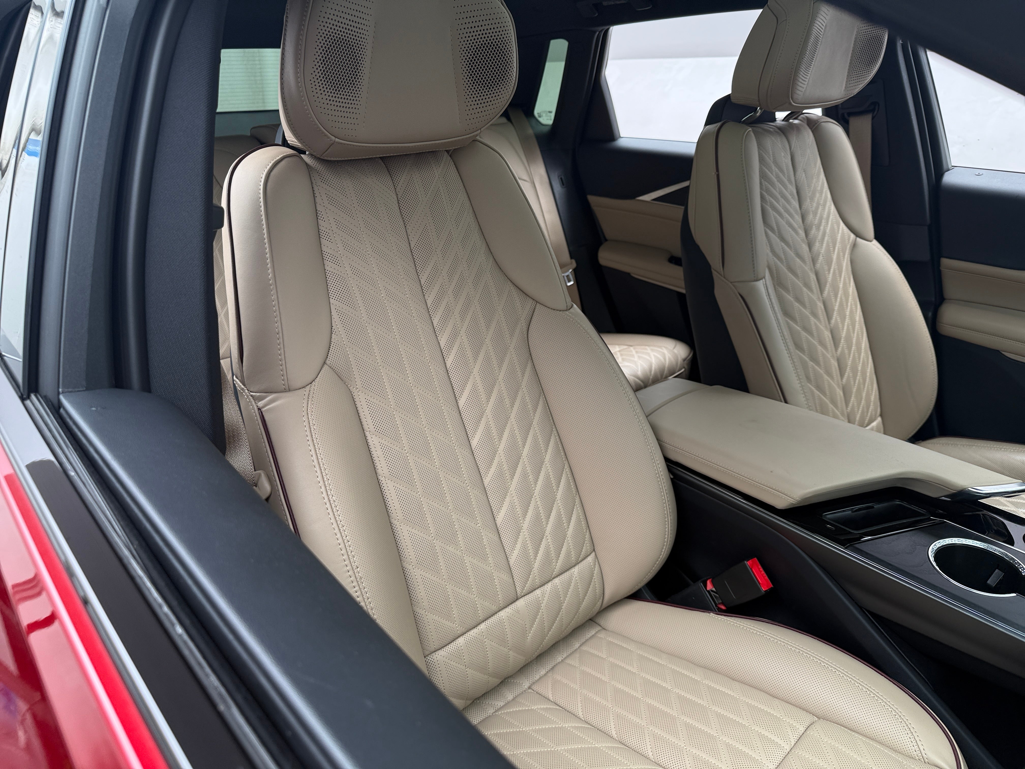 Used 2024 Cadillac LYRIQ Luxury 3 with VIN 1GYKPSRL6RZ136469 for sale in Pewaukee, WI