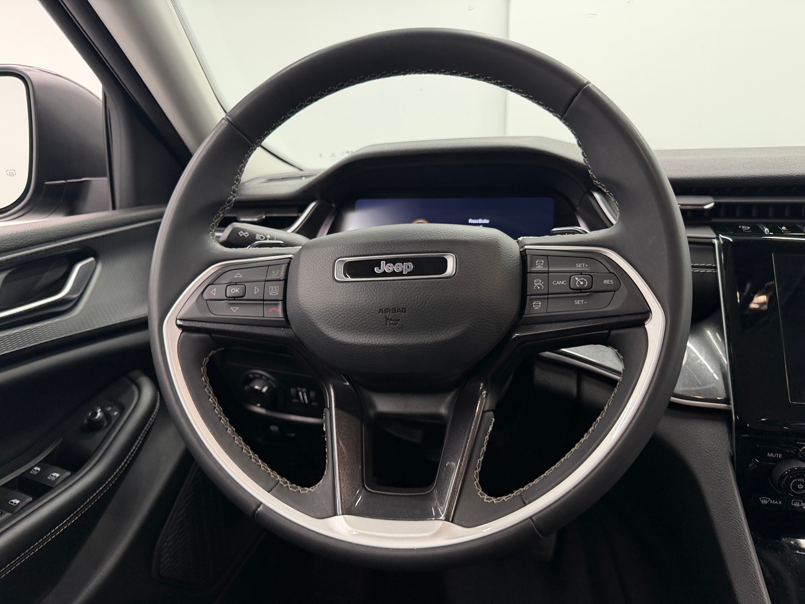 Thumbnail: 2023 Jeep Grand Cherokee L - 5