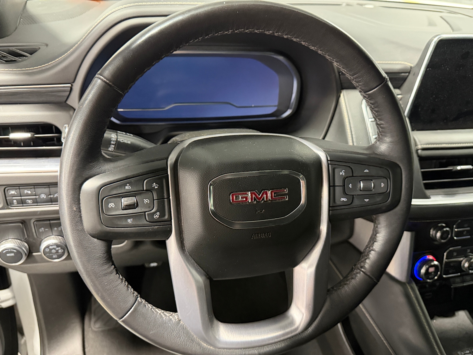 Thumbnail: 2022 GMC Yukon XL - 4