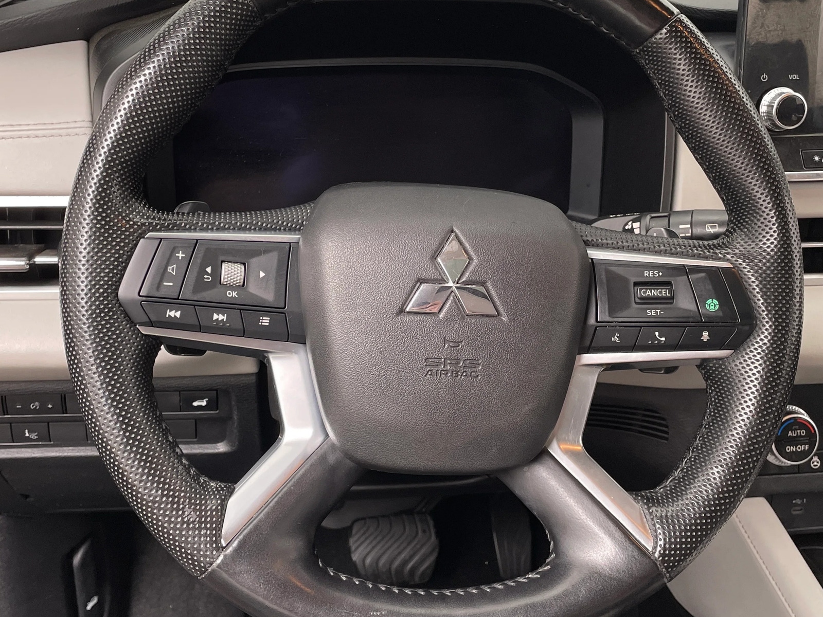 Thumbnail: 2023 Mitsubishi Outlander - 4
