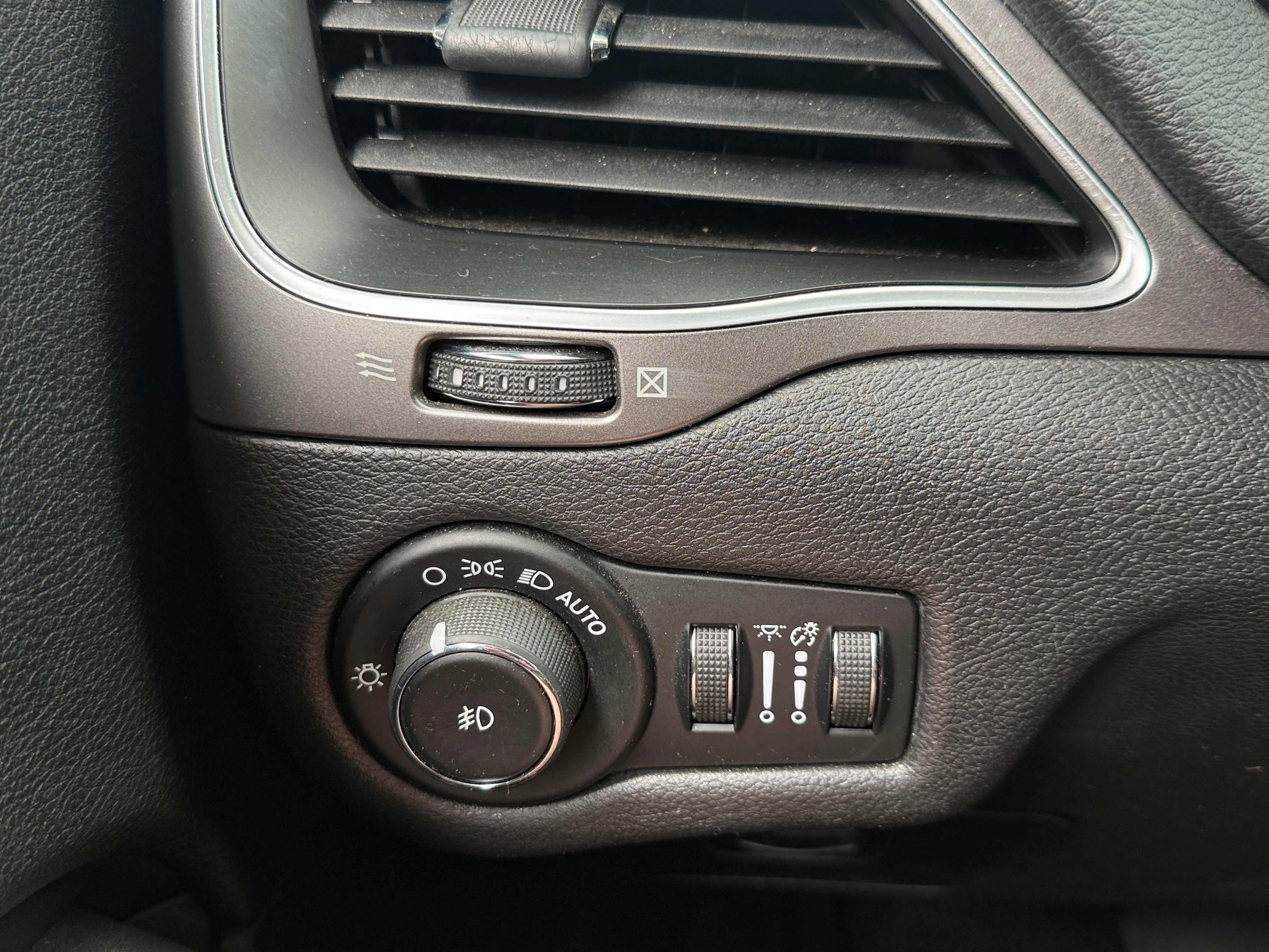 2019 Jeep Cherokee Latitude Plus - Photo 11