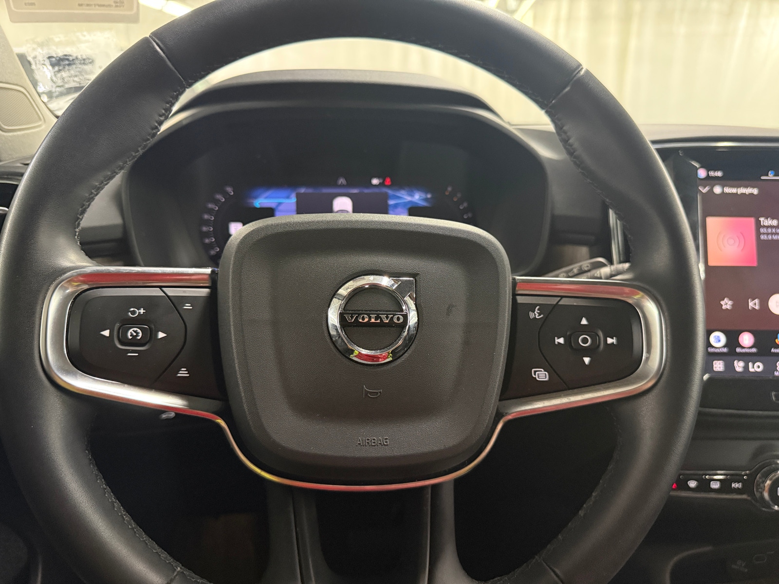 Thumbnail: 2023 Volvo XC40 - 4