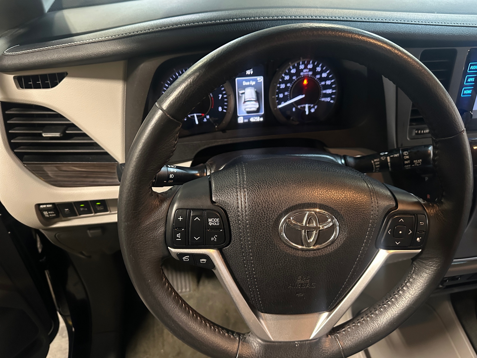 Thumbnail: 2017 Toyota Sienna - 4