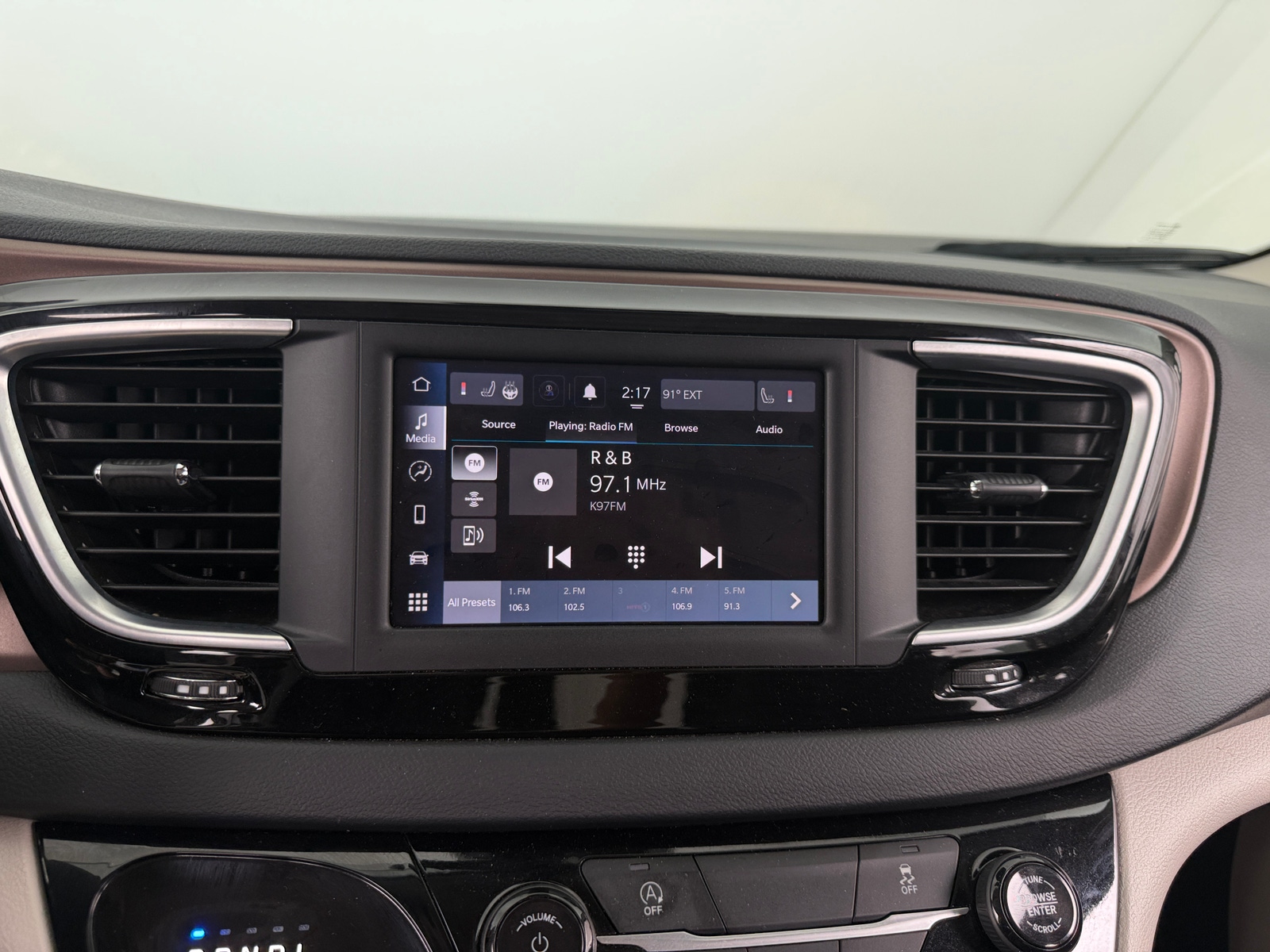 Thumbnail: 2024 Chrysler Voyager - 4