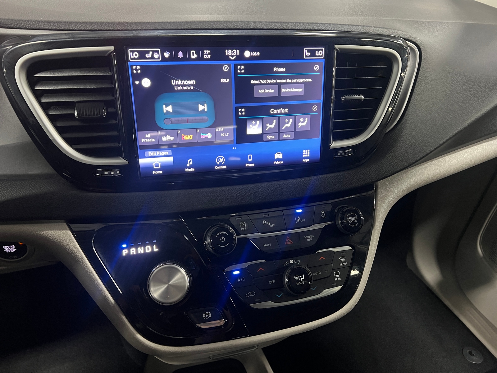 Thumbnail: 2024 Chrysler Pacifica - 3