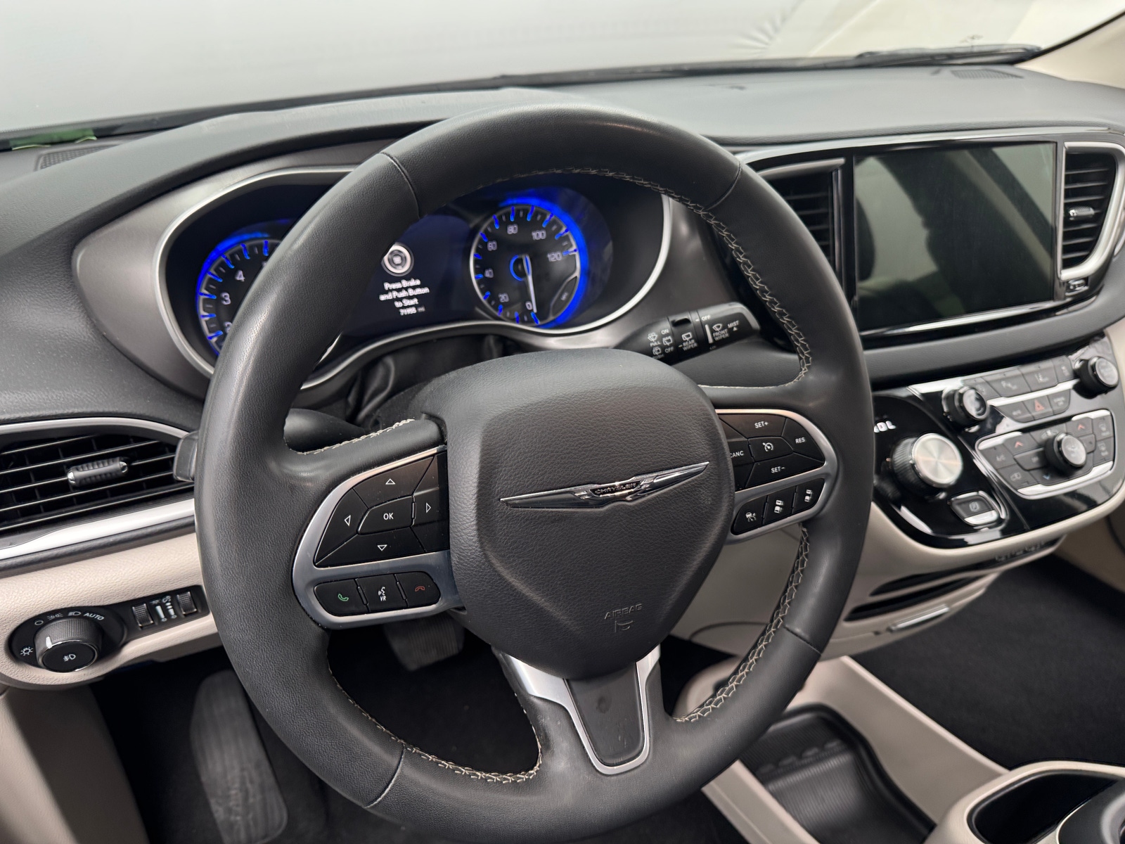 Thumbnail: 2023 Chrysler Pacifica - 4