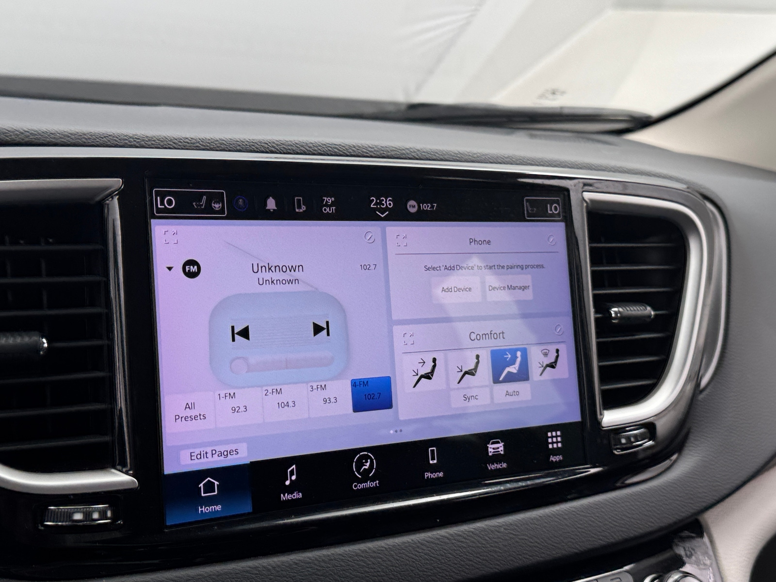 Thumbnail: 2023 Chrysler Pacifica - 3