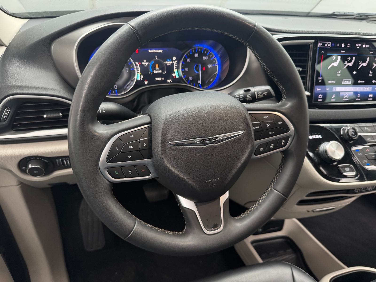 Thumbnail: 2023 Chrysler Pacifica - 4