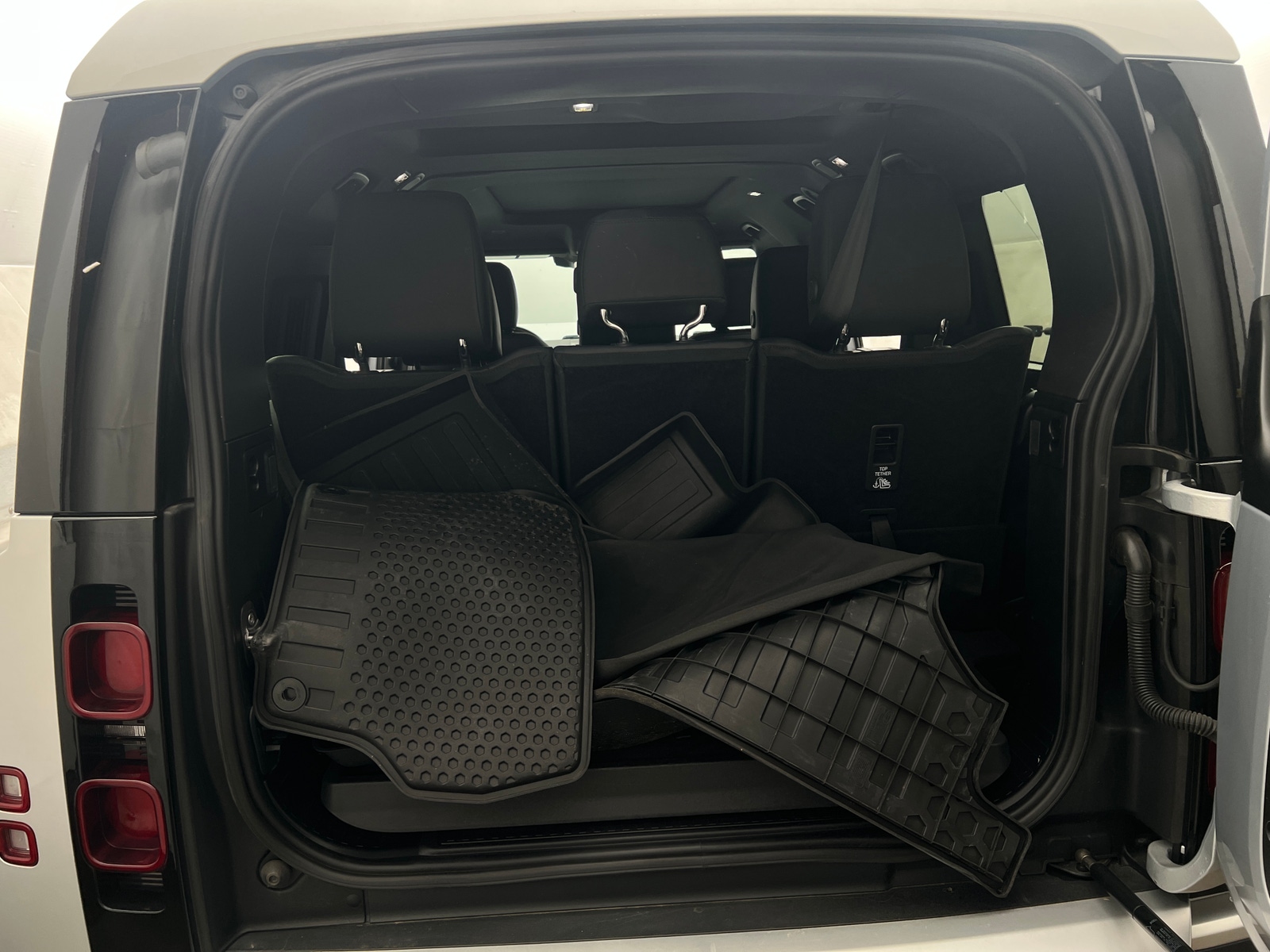 Thumbnail: 2023 Land Rover Defender - 6