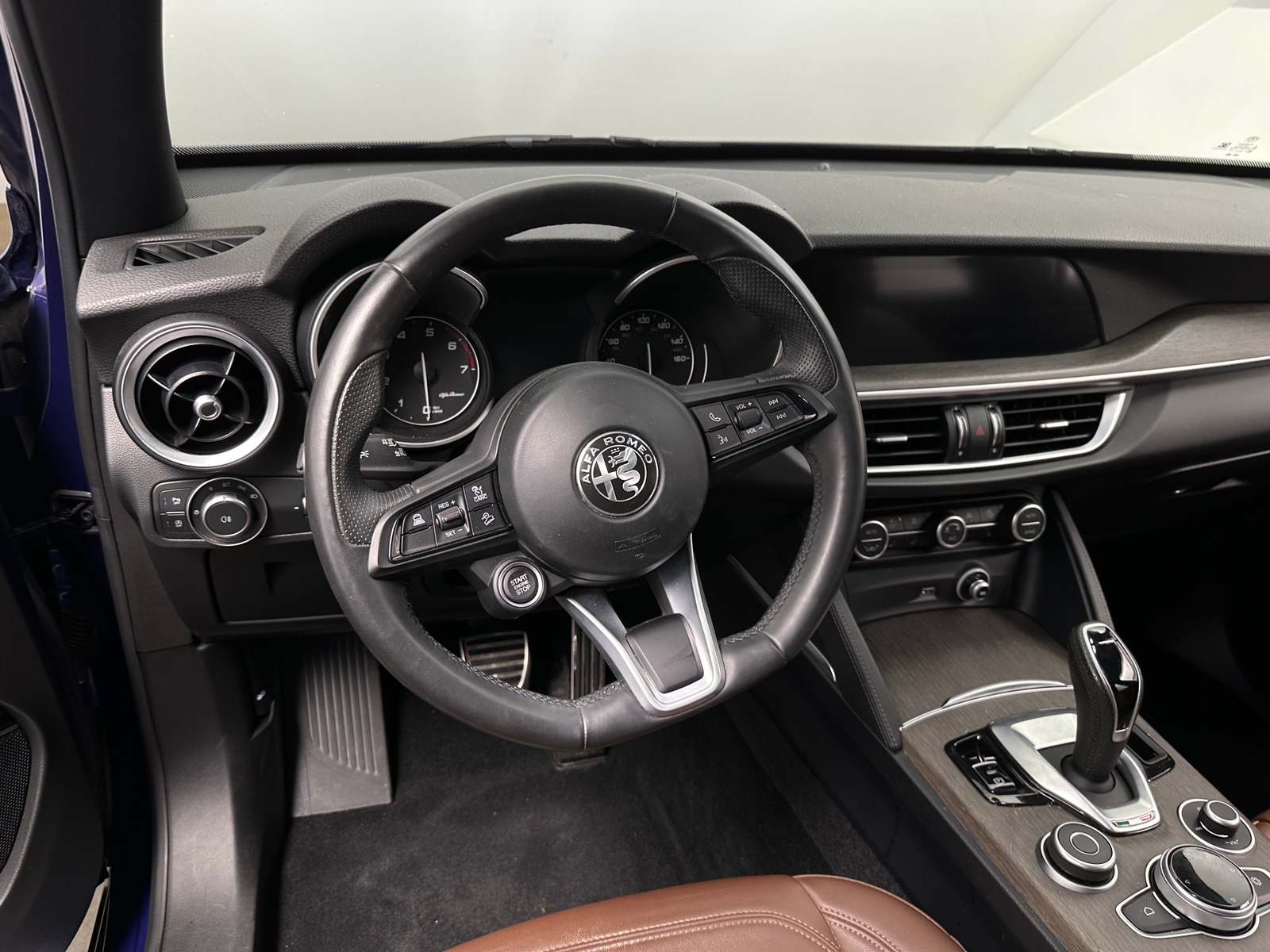 Thumbnail: 2022 Alfa Romeo Stelvio - 4