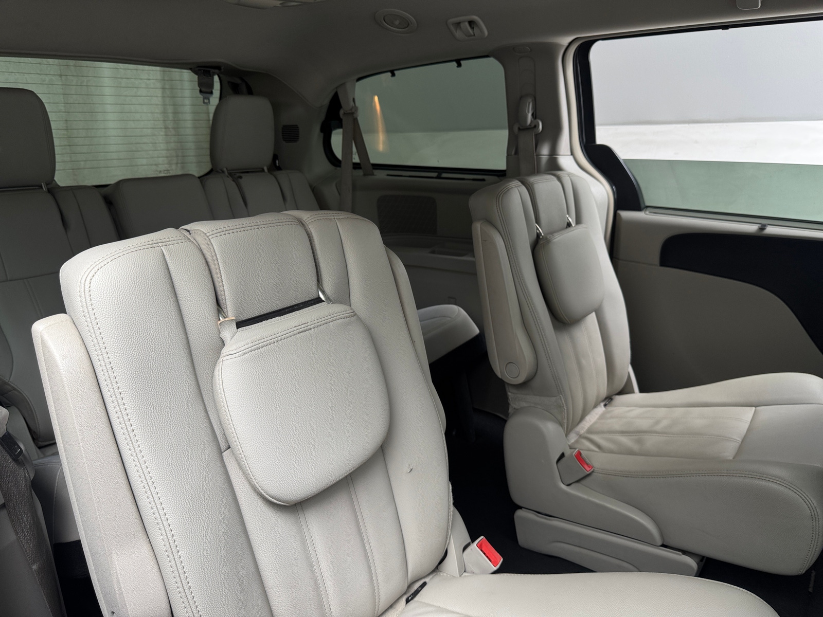 Thumbnail: 2016 Chrysler Town & Country - 5