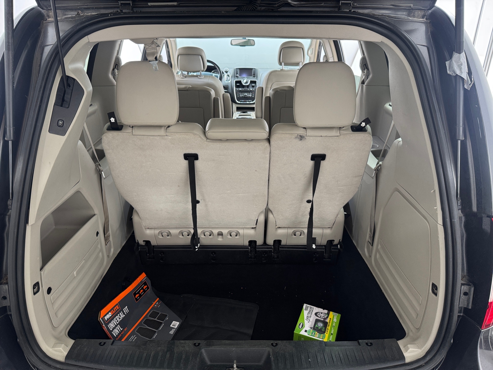 Thumbnail: 2016 Chrysler Town & Country - 6