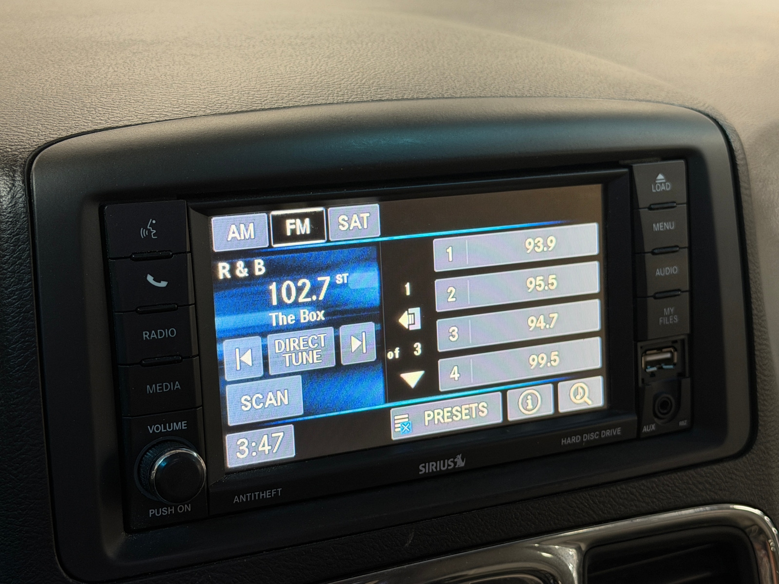 Thumbnail: 2016 Chrysler Town & Country - 3