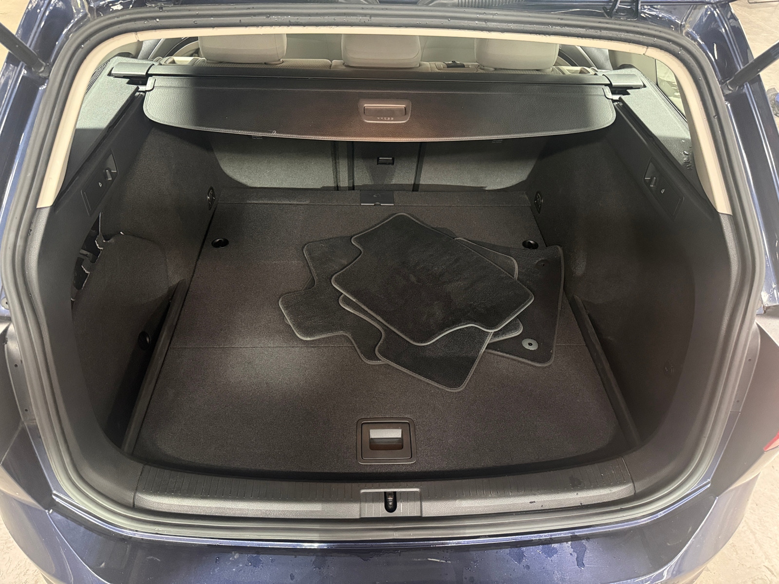 Thumbnail: 2017 Volkswagen e-Golf - 7