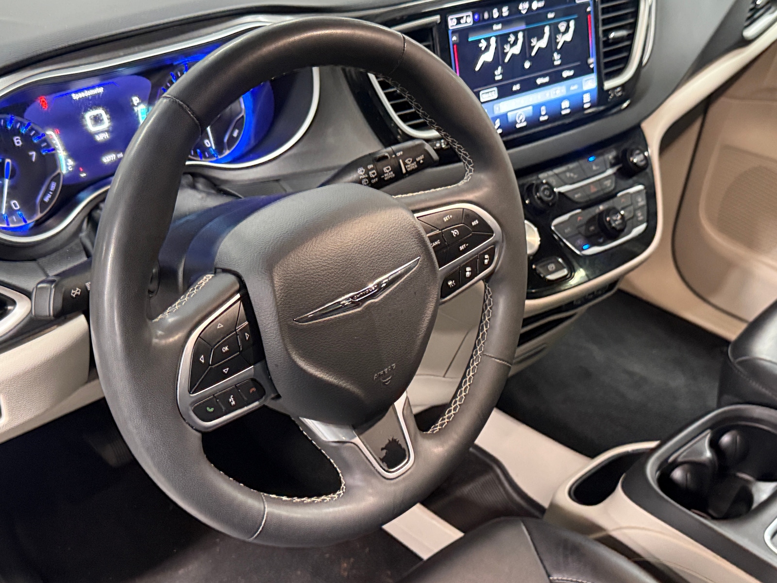 Thumbnail: 2024 Chrysler Pacifica - 4
