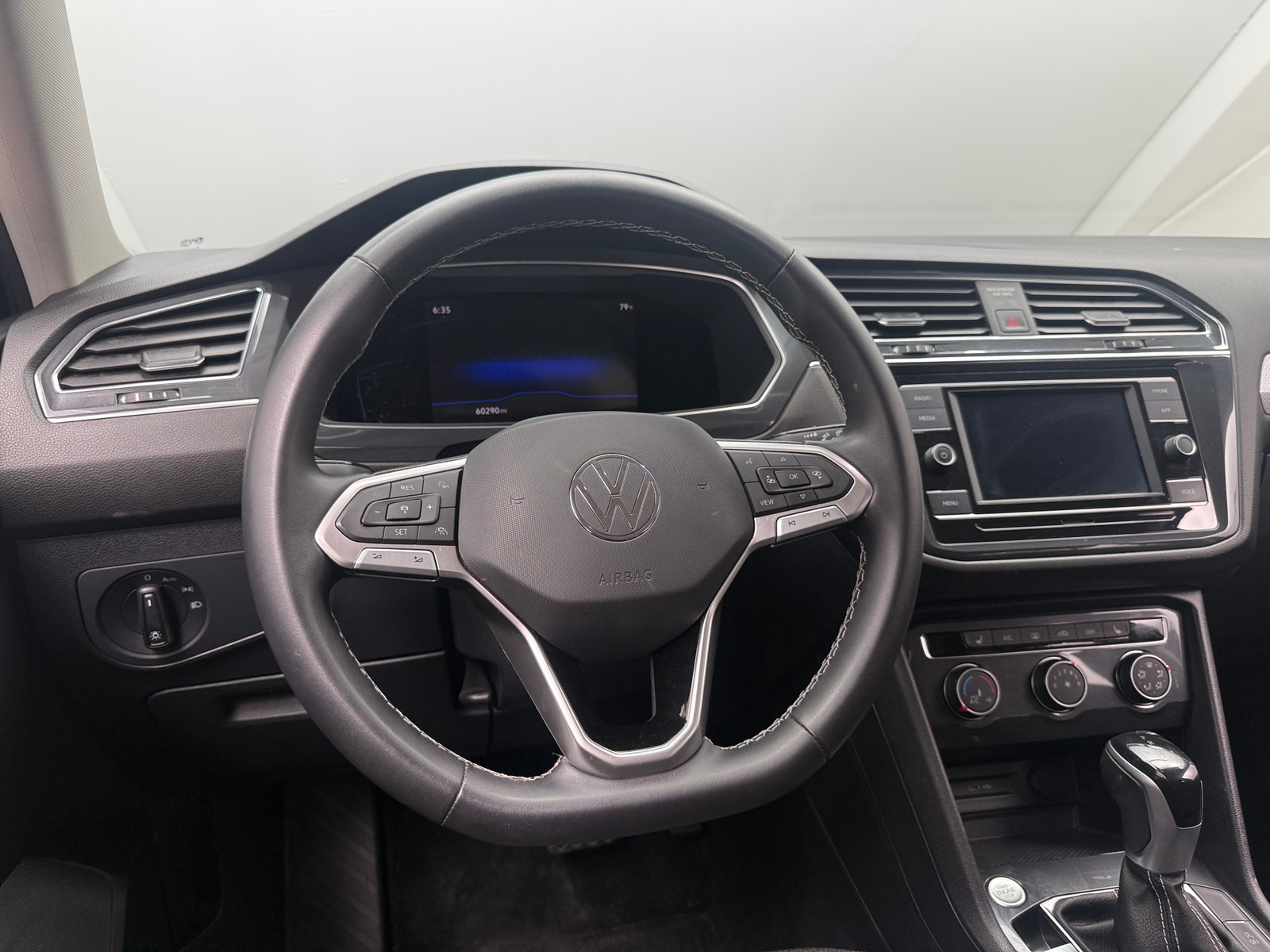 Thumbnail: 2022 Volkswagen Tiguan - 5