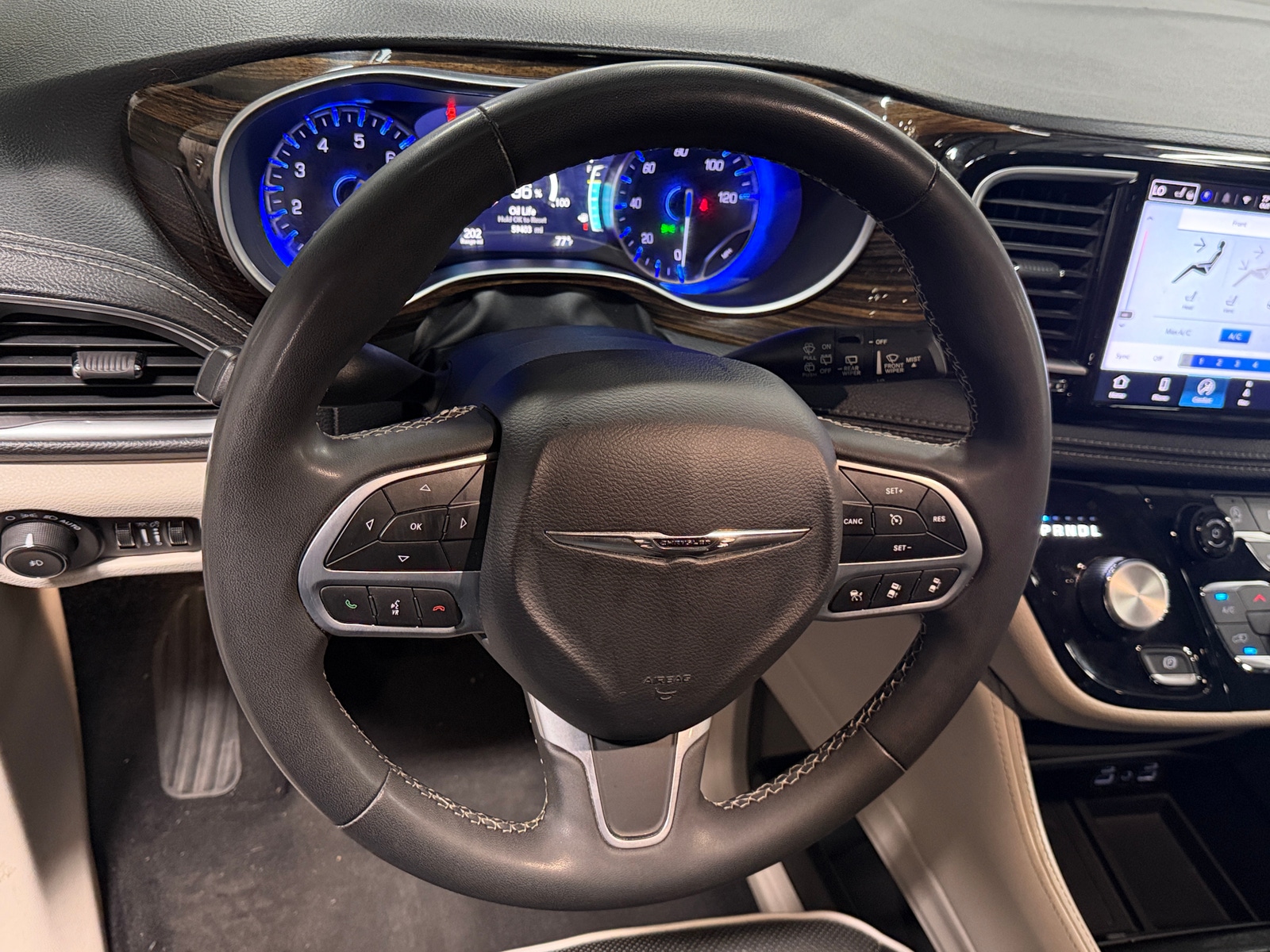 Thumbnail: 2023 Chrysler Pacifica - 4