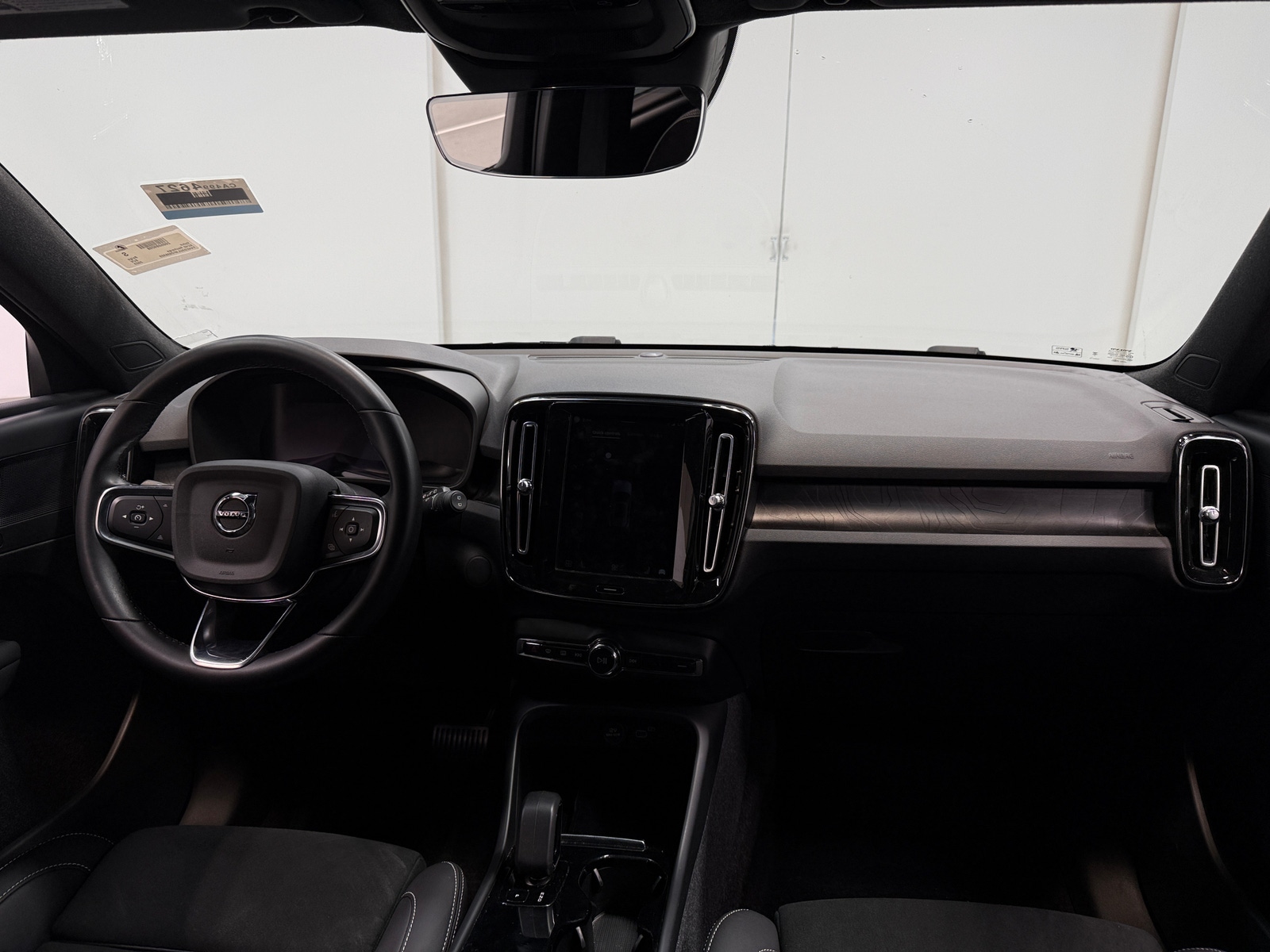 Thumbnail: 2023 Volvo XC40 - 2