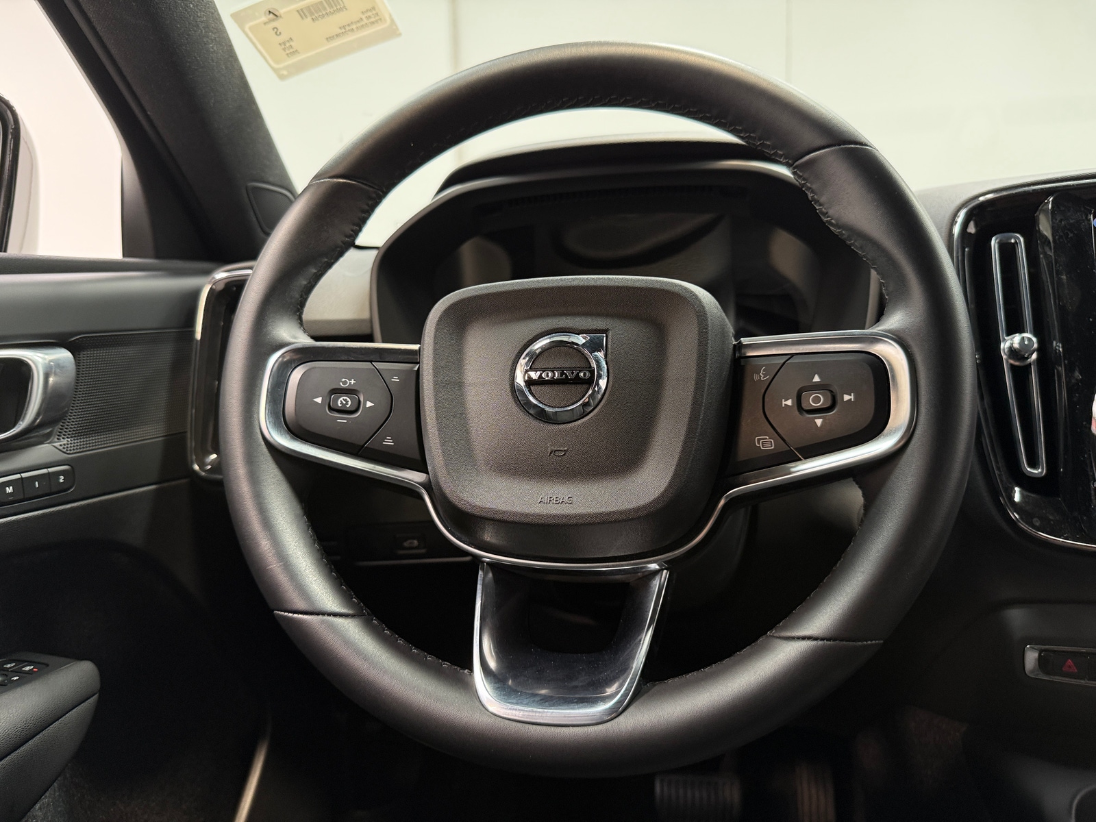 Thumbnail: 2023 Volvo XC40 - 4
