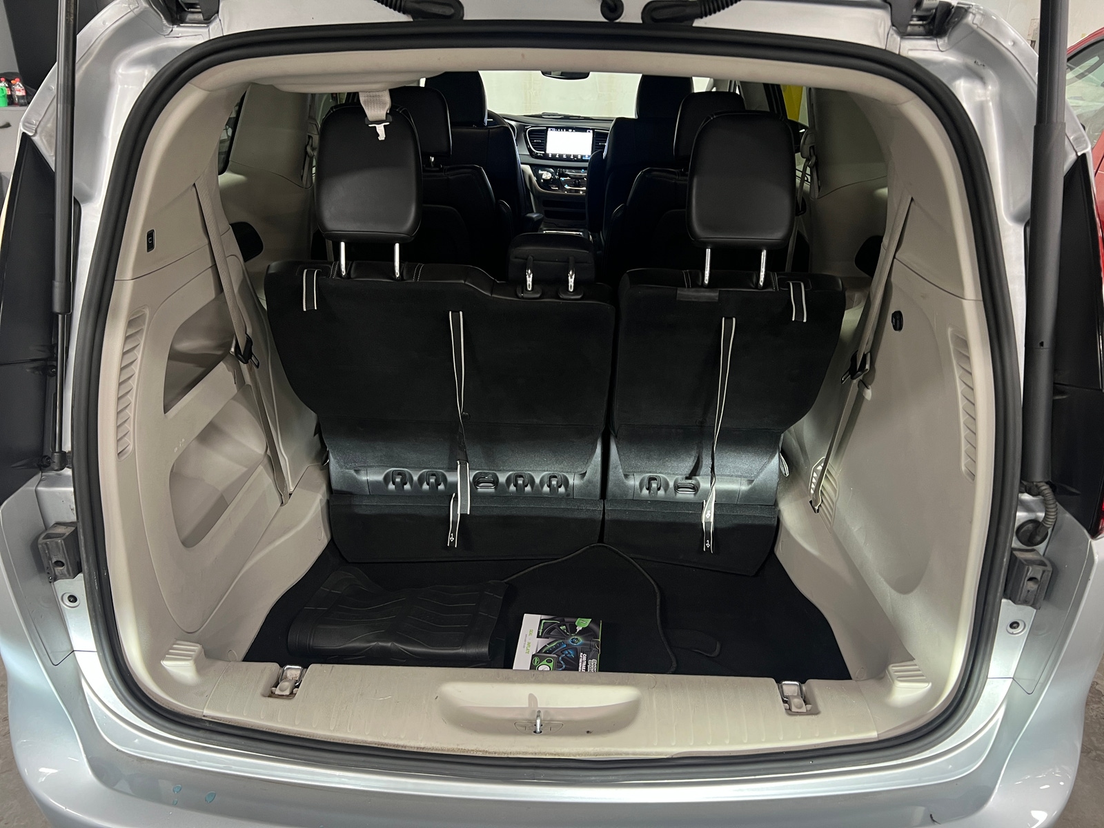 Thumbnail: 2023 Chrysler Pacifica - 6
