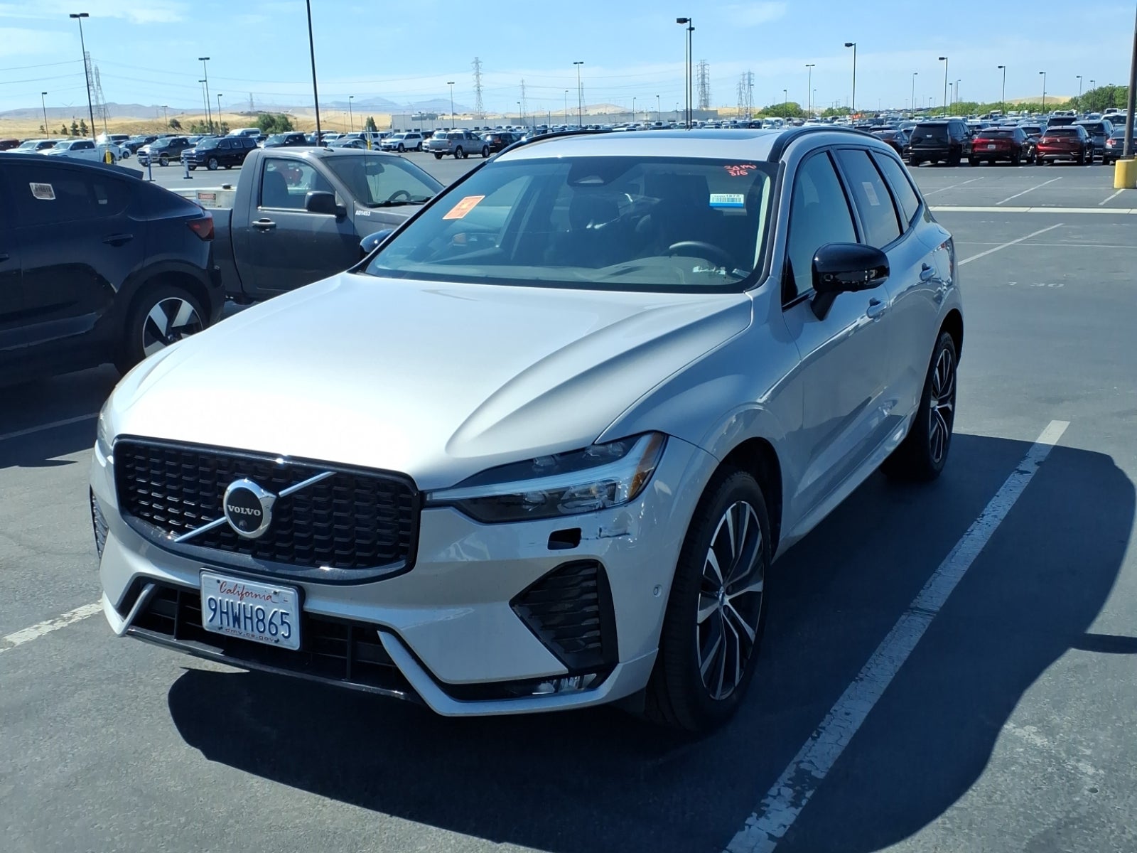 2023 Volvo XC60 Plus Dark Theme