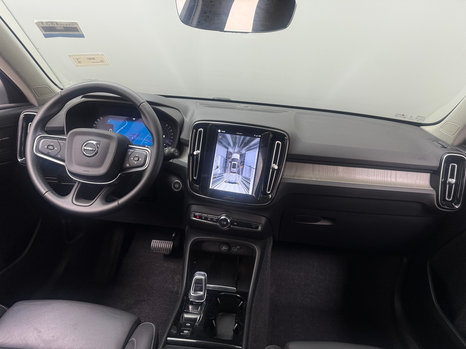 Thumbnail: 2025 Volvo XC40 - 2