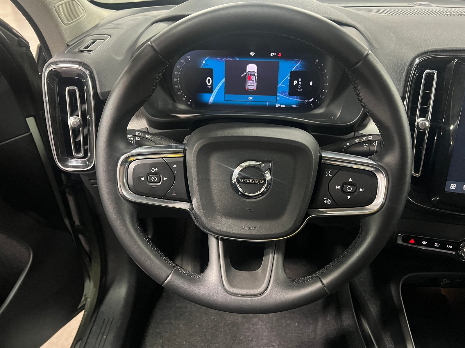Thumbnail: 2025 Volvo XC40 - 4
