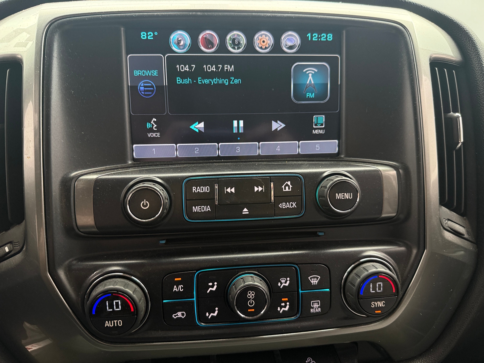 Thumbnail: 2015 Chevrolet Silverado 1500 - 4