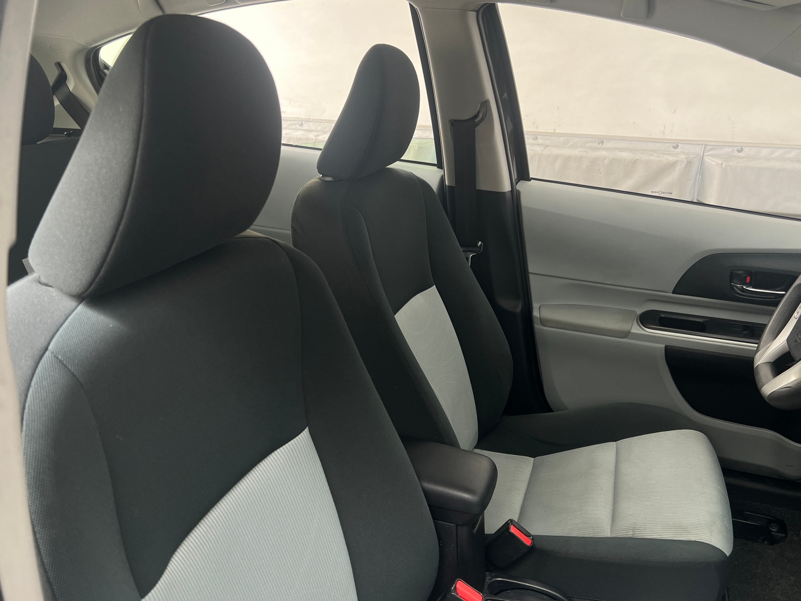 Thumbnail: 2014 Toyota Prius c - 2