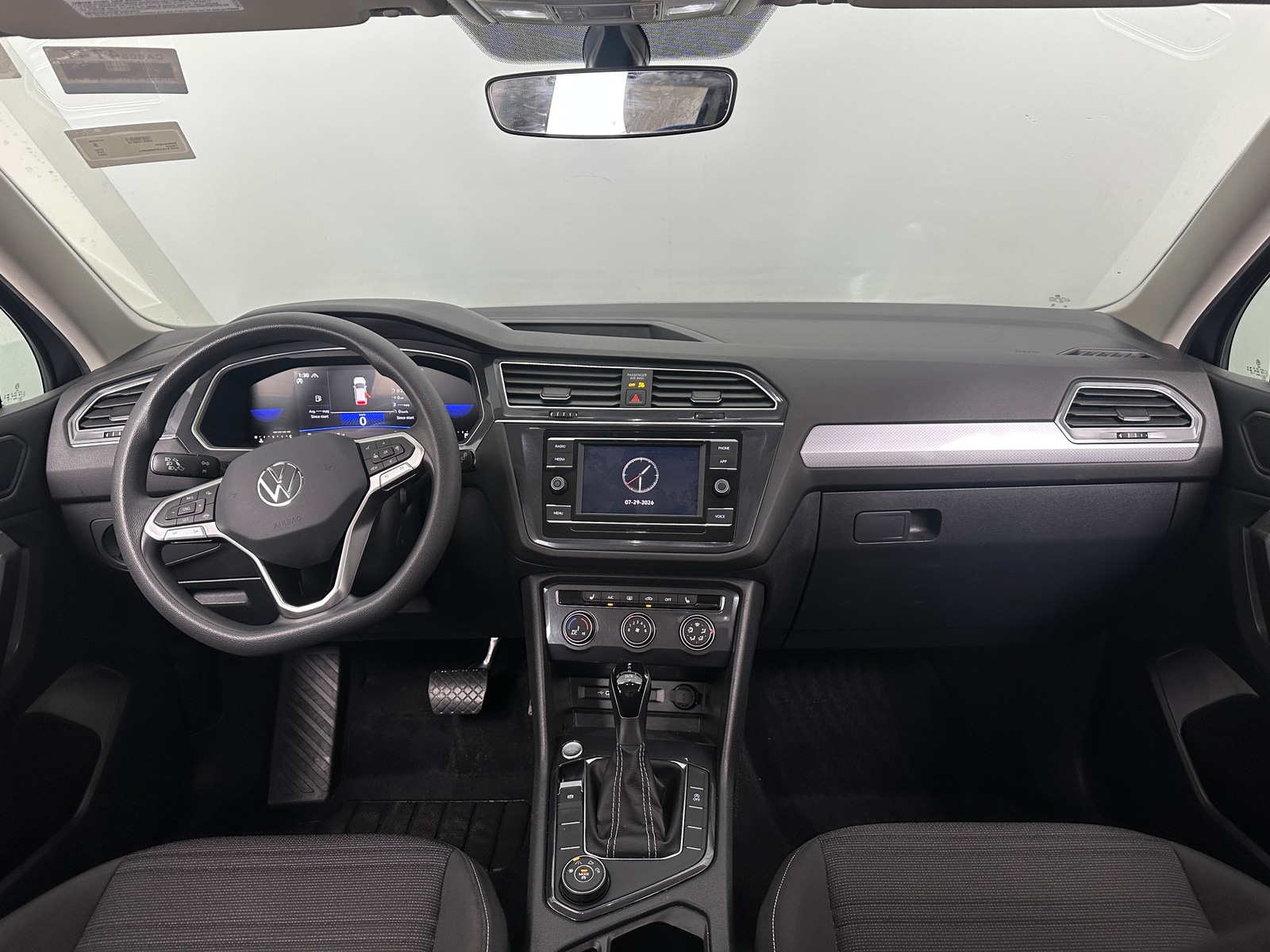 Thumbnail: 2023 Volkswagen Tiguan - 3