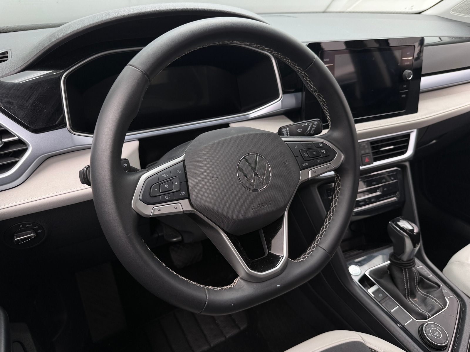 Thumbnail: 2025 Volkswagen Taos - 4