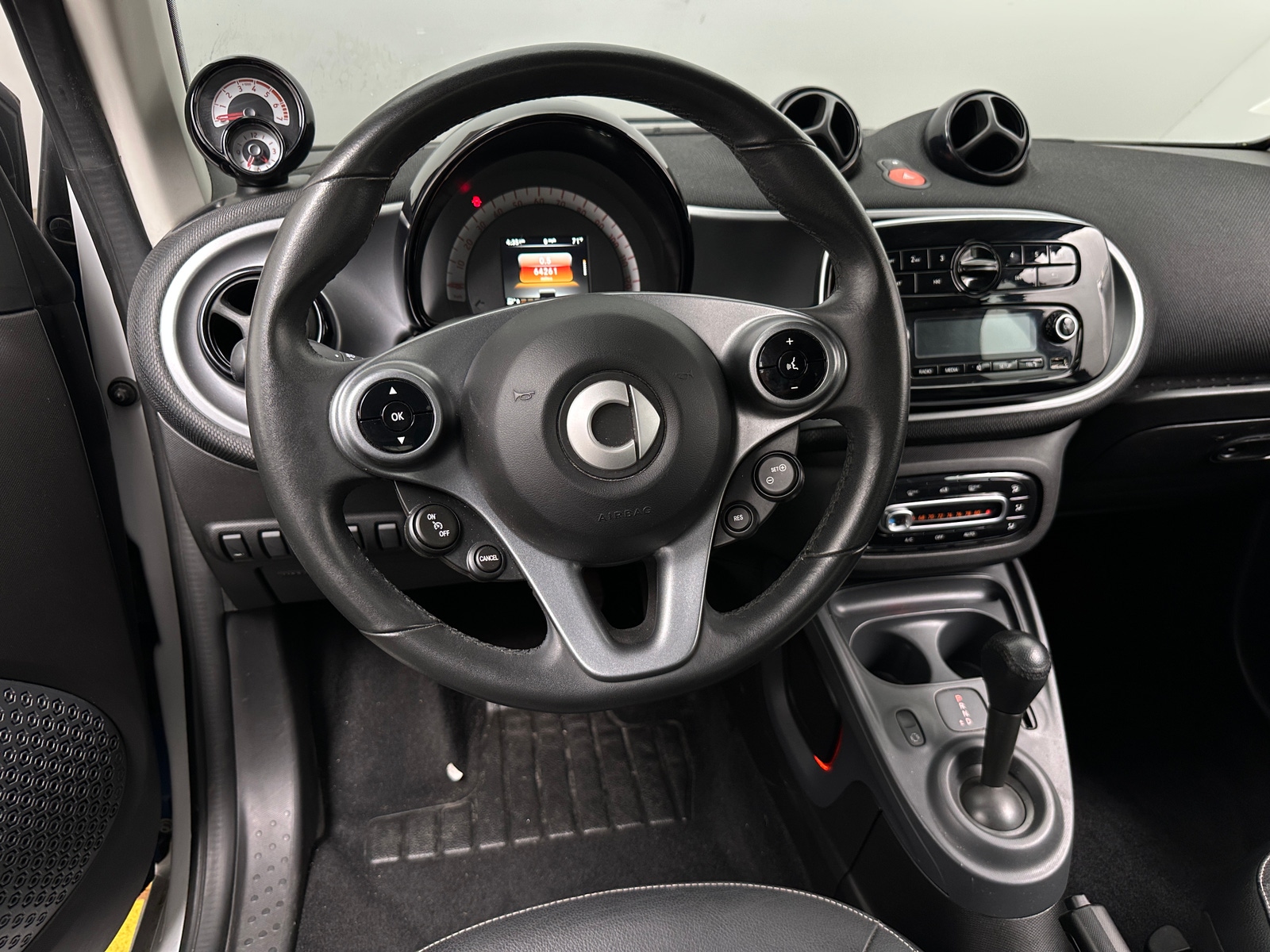 Thumbnail: 2016 smart fortwo - 4