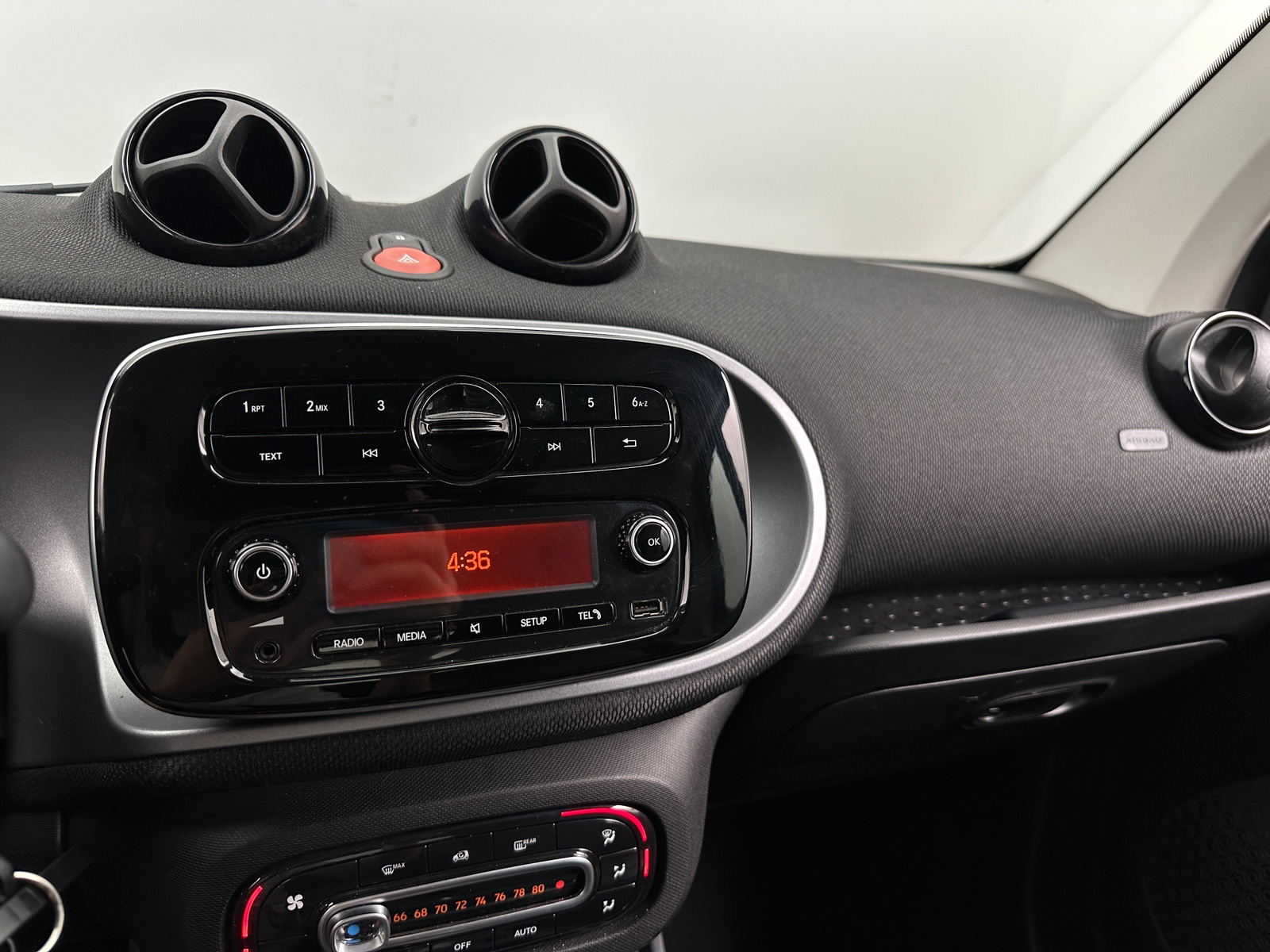 Thumbnail: 2016 smart fortwo - 3