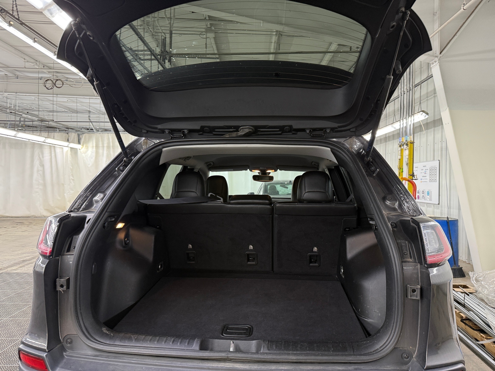 Thumbnail: 2019 Jeep Cherokee - 7