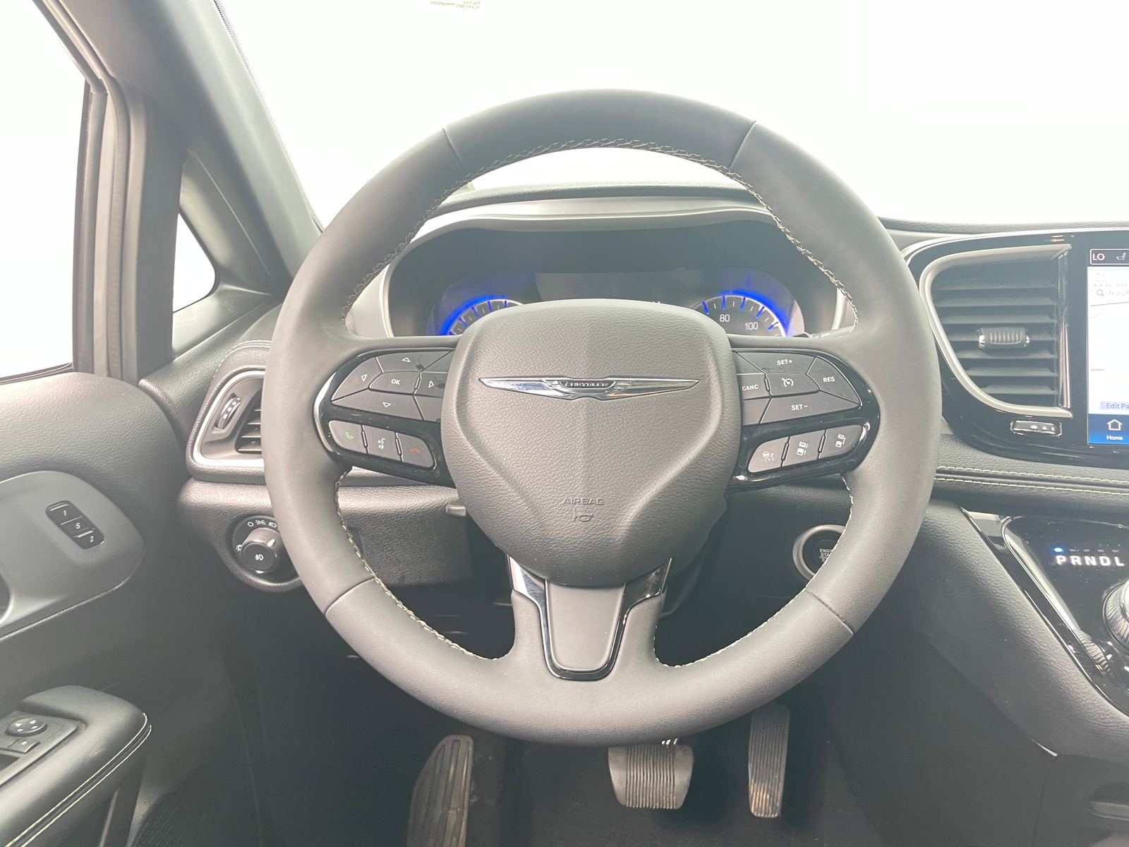 Thumbnail: 2023 Chrysler Pacifica - 4