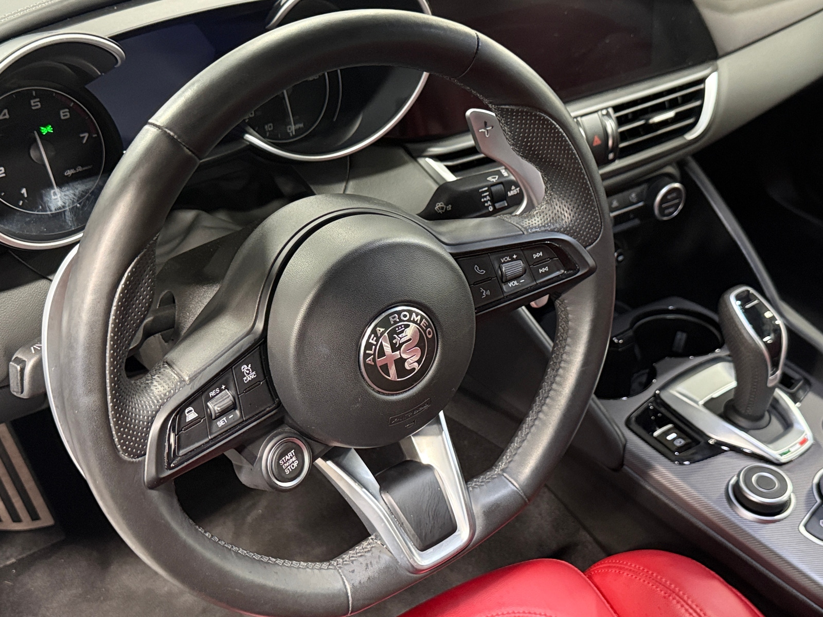 Thumbnail: 2022 Alfa Romeo Giulia - 4