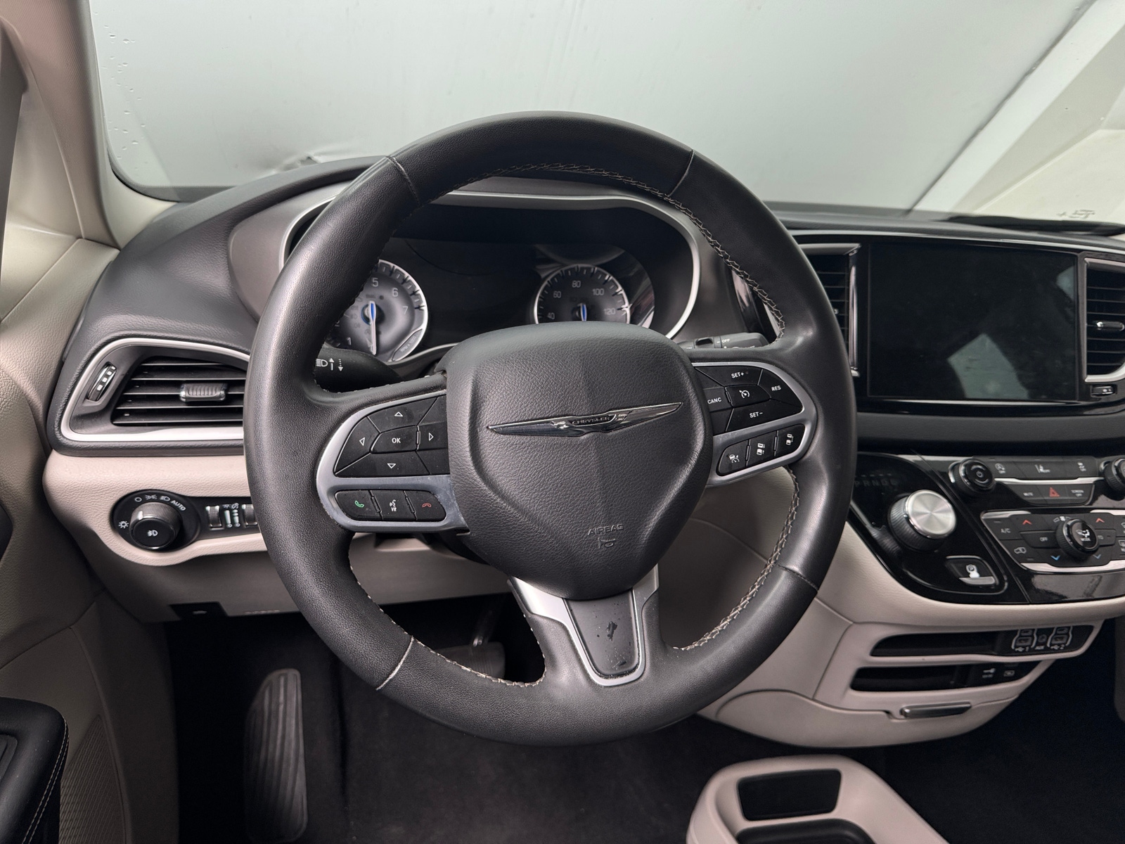 Thumbnail: 2022 Chrysler Pacifica - 4