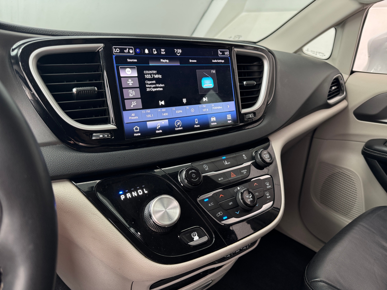 Thumbnail: 2022 Chrysler Pacifica - 3
