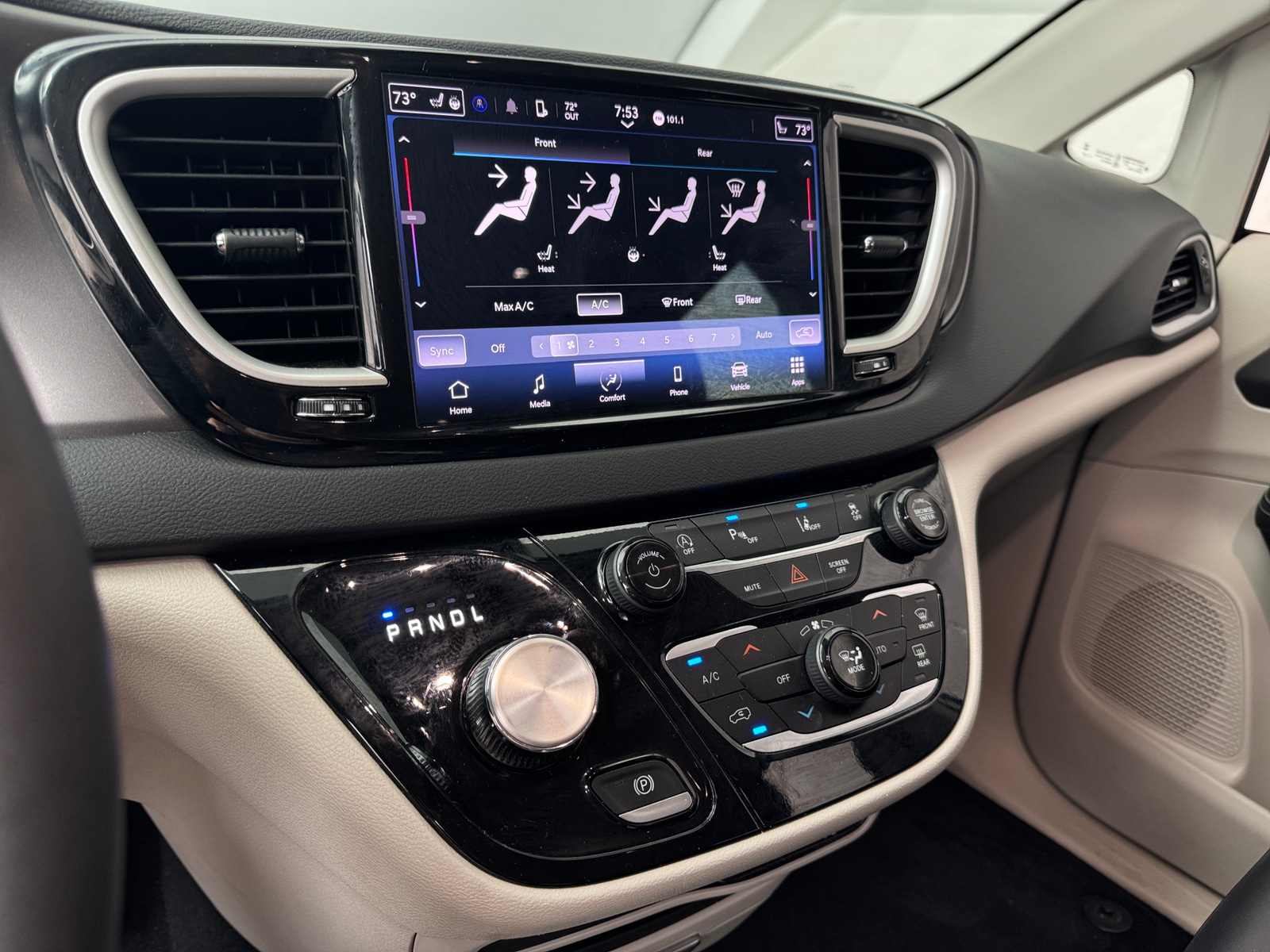 Thumbnail: 2024 Chrysler Pacifica - 3