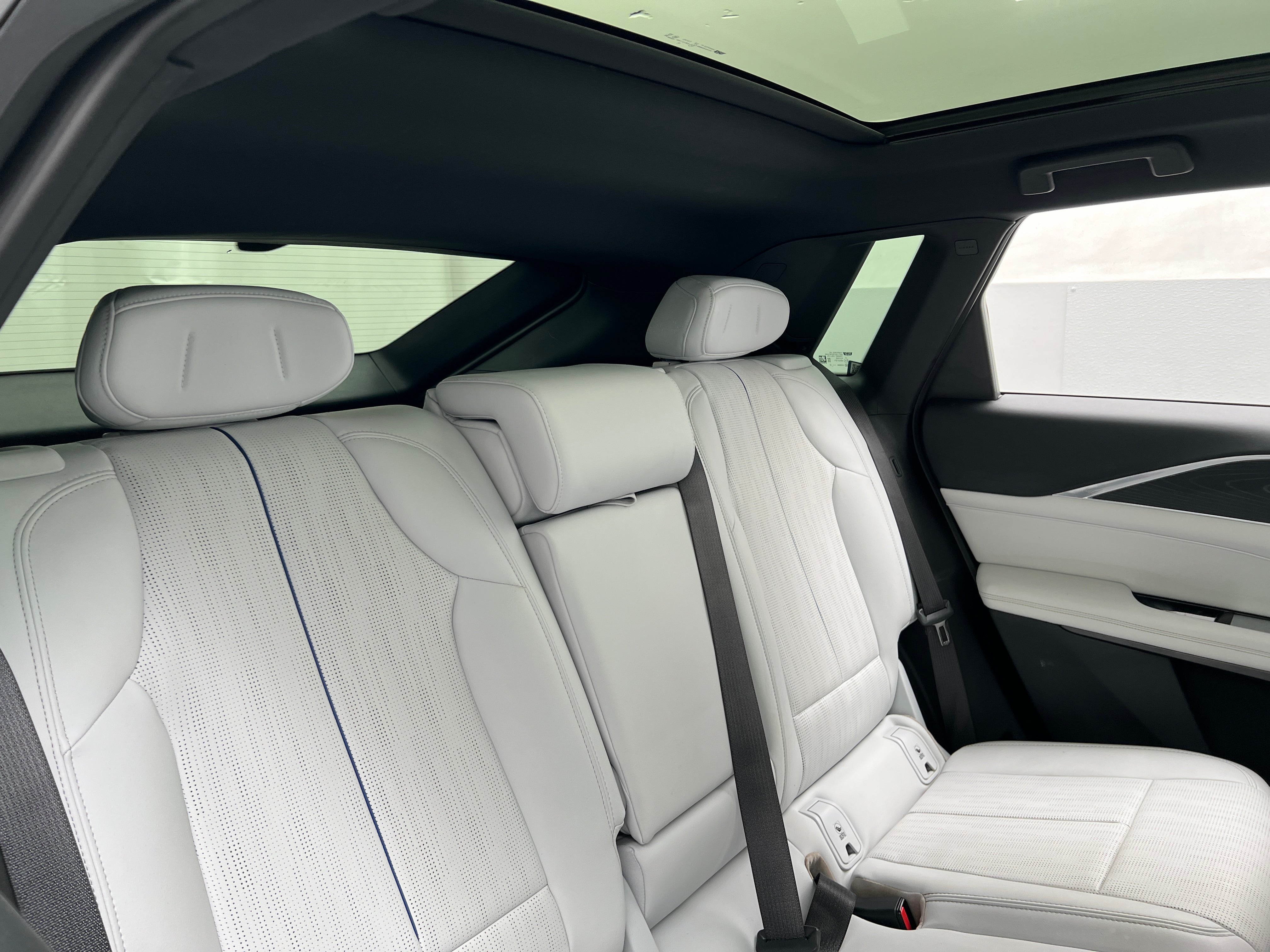 Used 2024 Cadillac LYRIQ Luxury 1 with VIN 1GYKPPRKXRZ106332 for sale in Oak Creek, WI