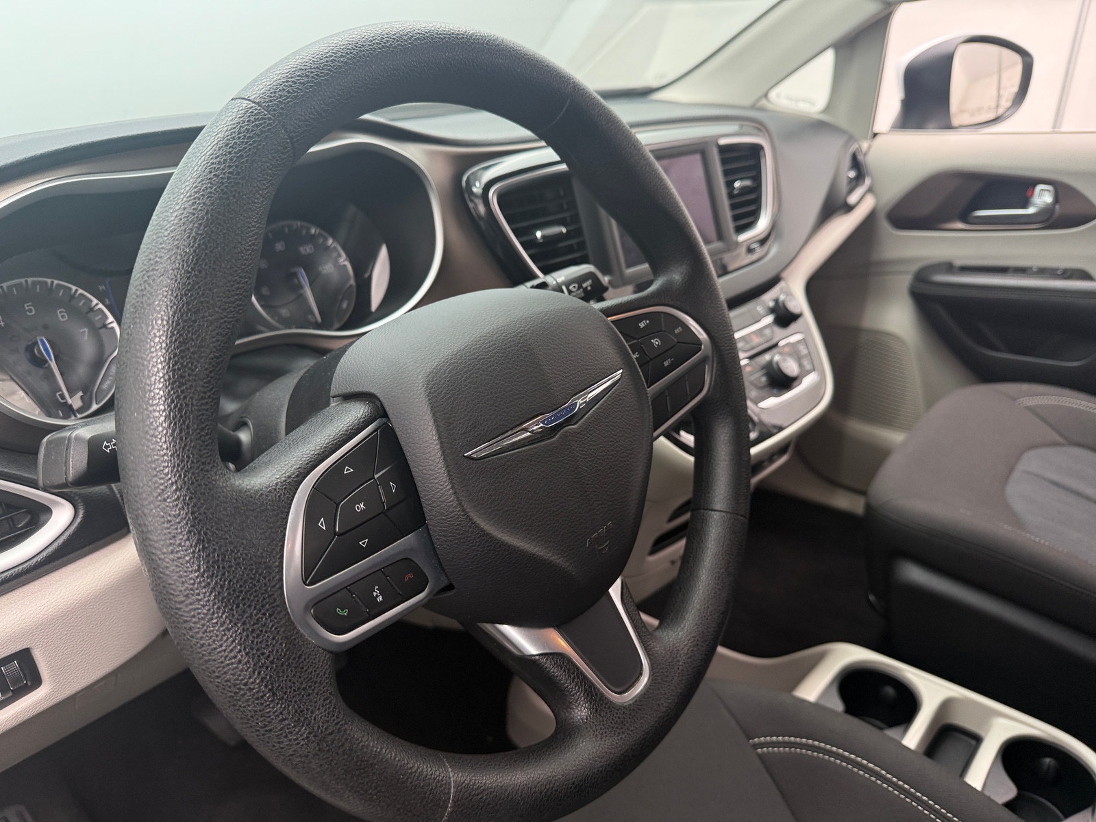Thumbnail: 2020 Chrysler Voyager - 5