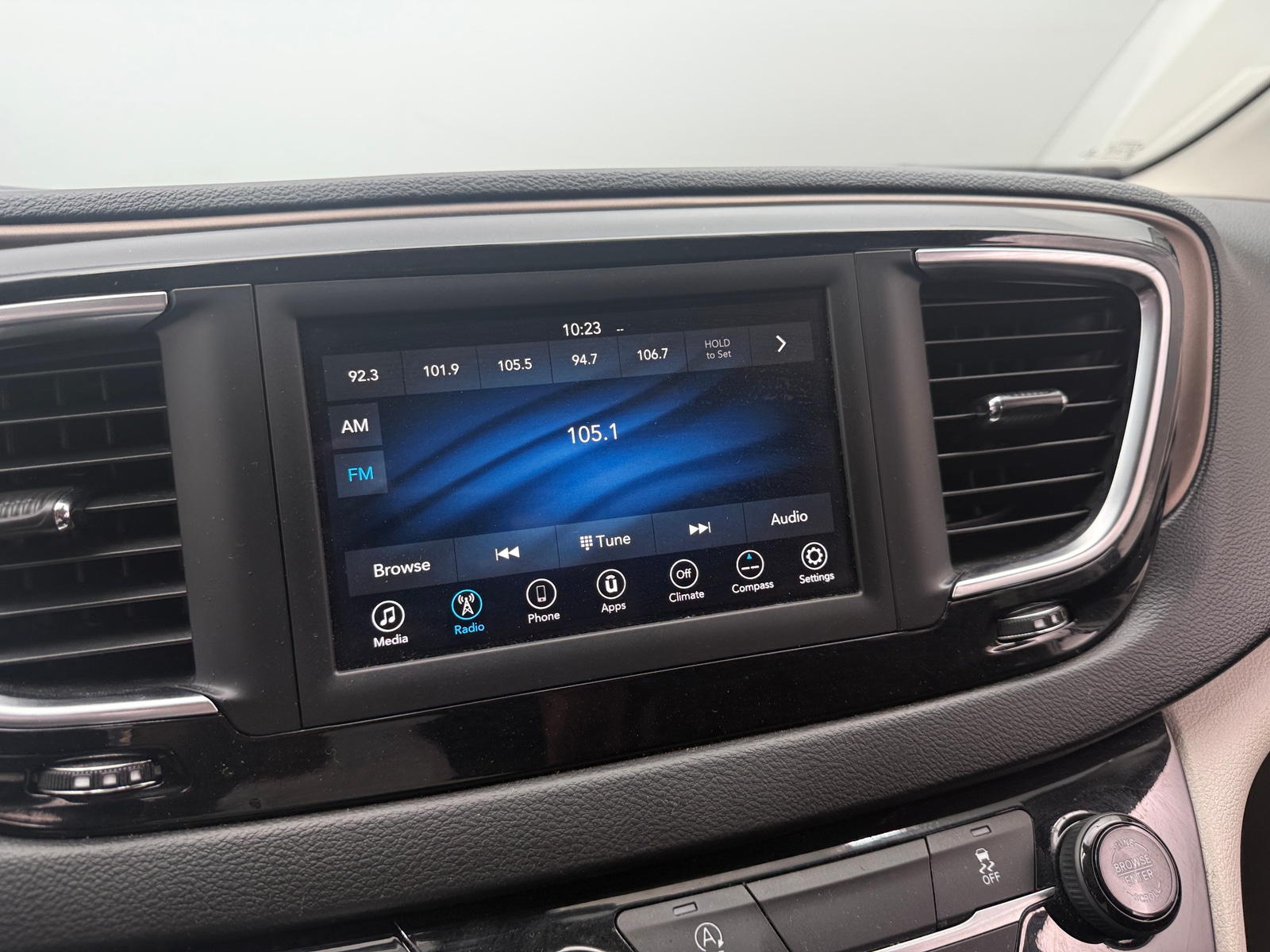 Thumbnail: 2020 Chrysler Voyager - 4
