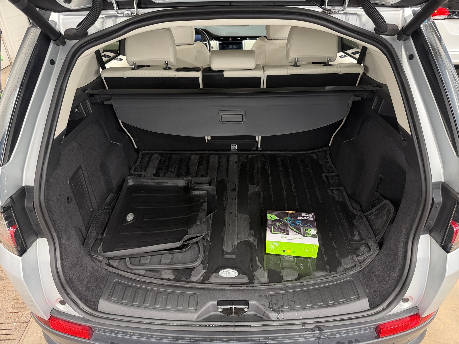 Thumbnail: 2023 Land Rover Discovery Sport - 6
